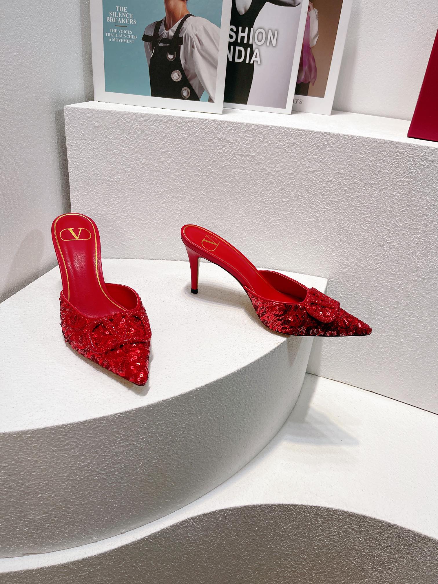 Новинка с официального сайта Valentino 2023 — Блестящие полосатые босоножки на высоком каблуке — 8 см — Красные