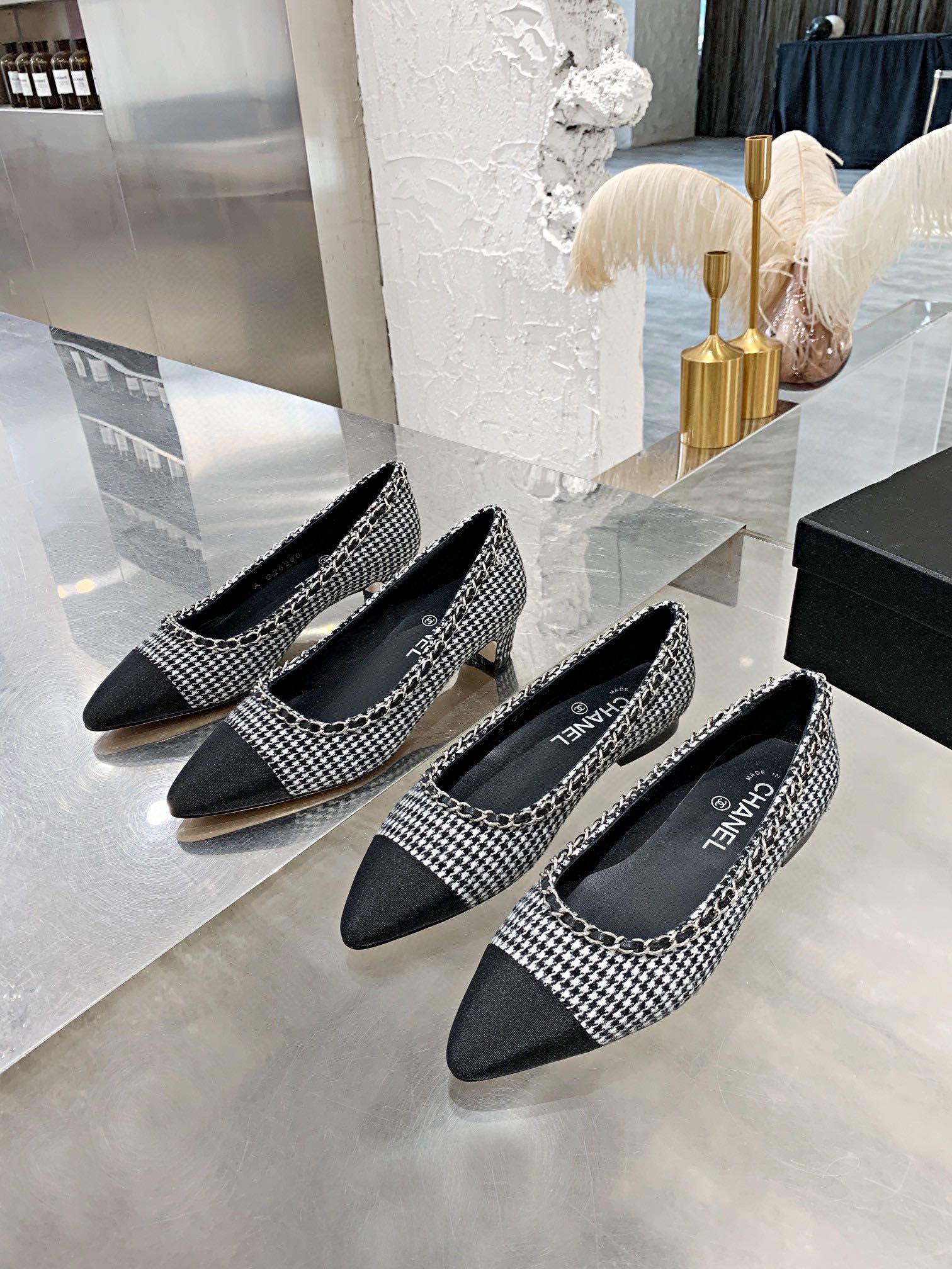 Туфли Chanel с цепочкой, острым носком и низким каблуком - черные