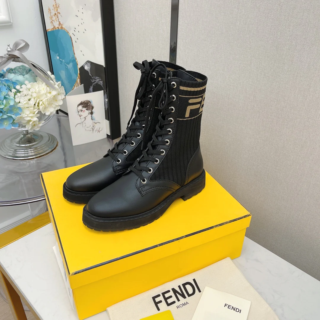 Новинки осенне-зимней коллекции Fendi 2022: ботинки Dr. Martens, ботильоны.