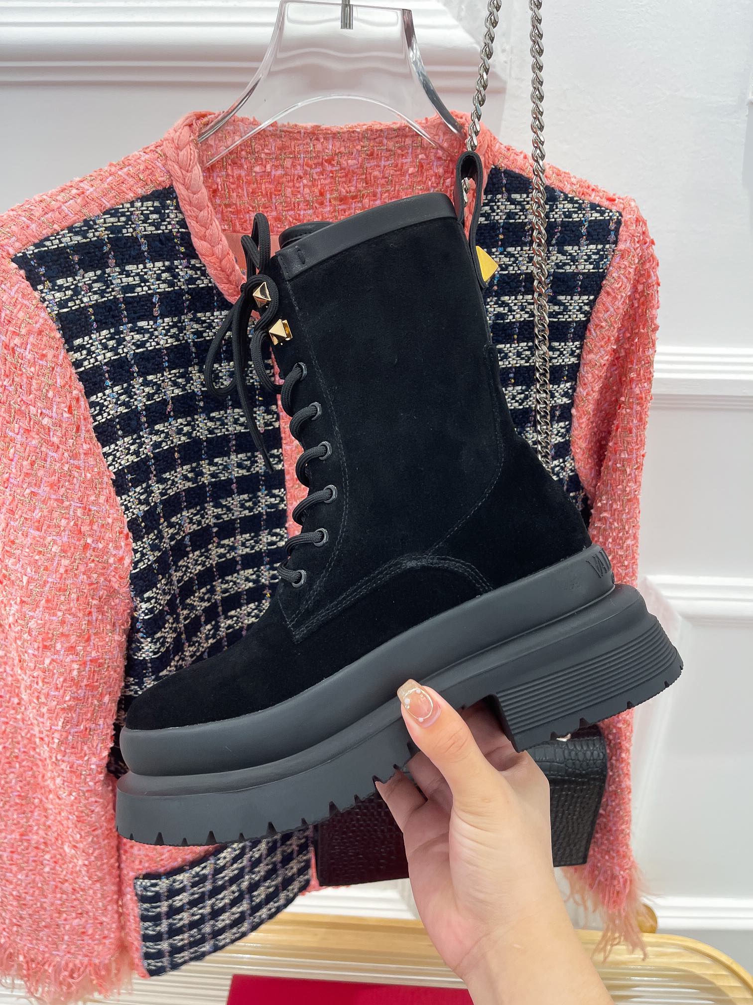 Новинка сезона осень/зима 2022 от Valentino - Ботинки Dr. Martens - 1