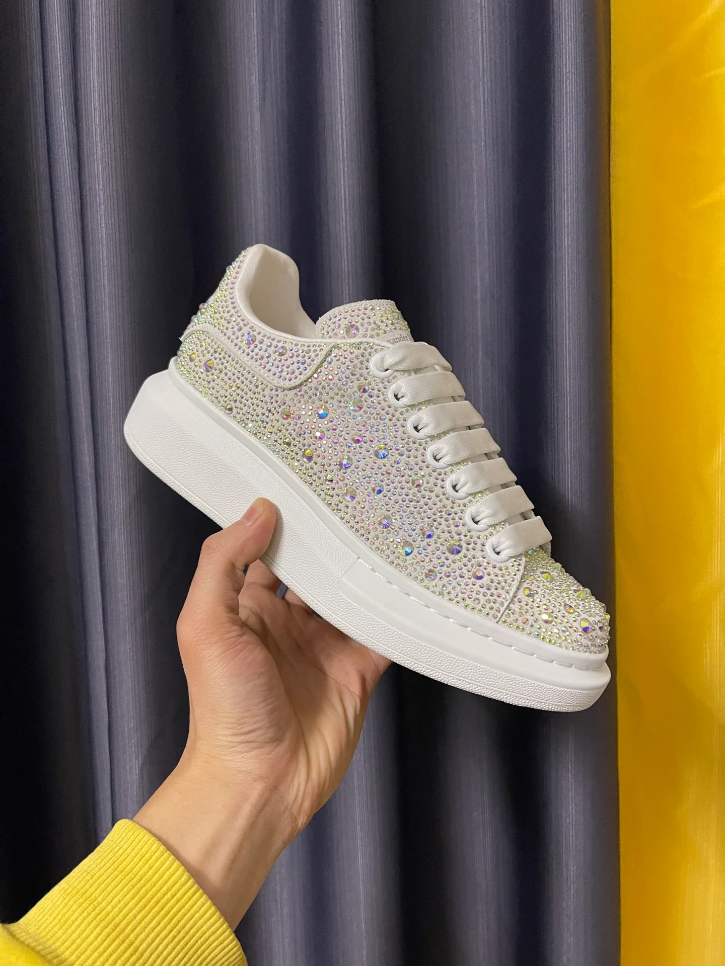 Классические белые кроссовки McQueen - цвет ?Кристально-абрикосовый?