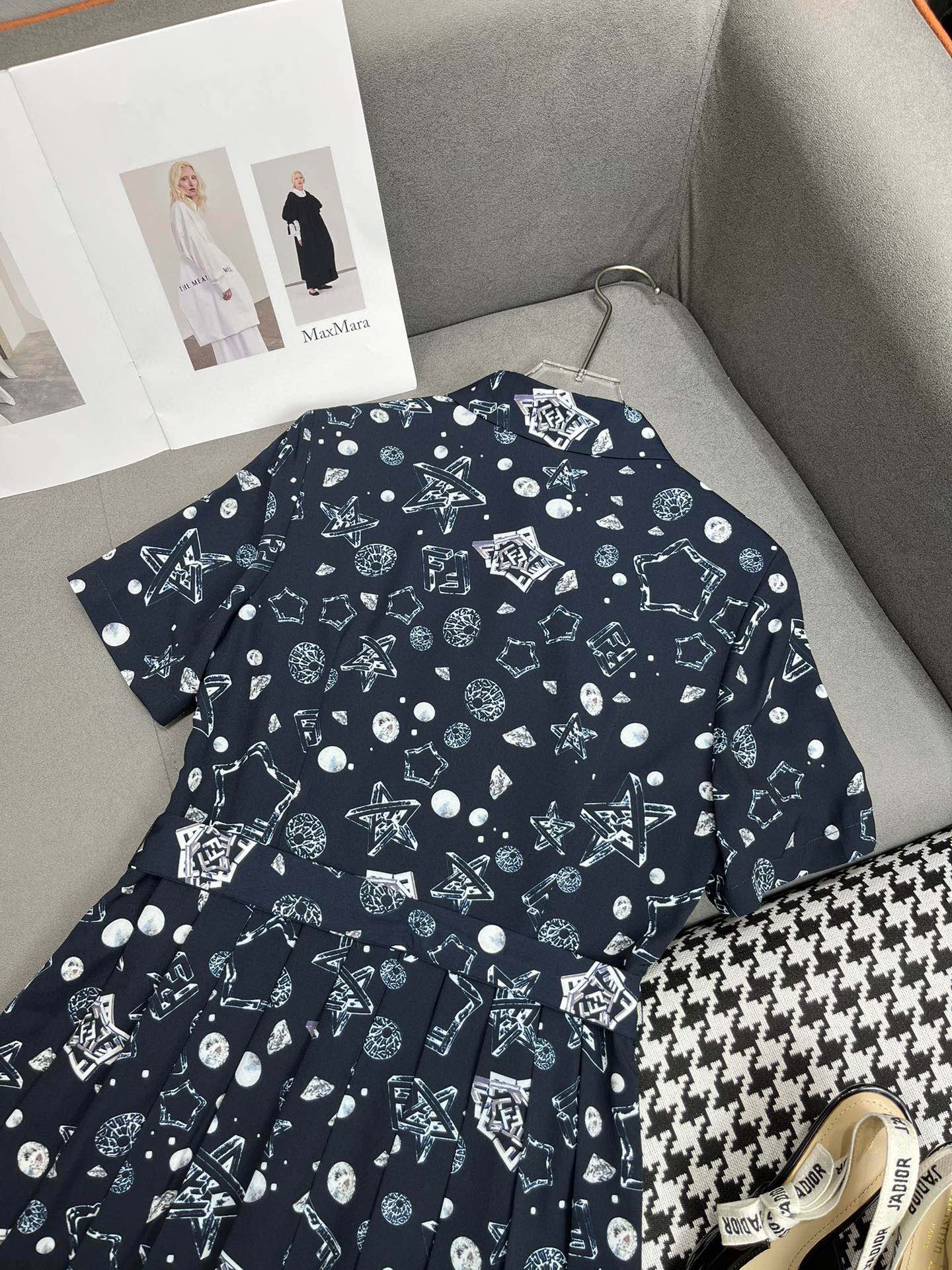 Fendi - 2403 - 24ss Весна/Лето Новое платье с принтом в виде рубашки и плиссированной юбкой