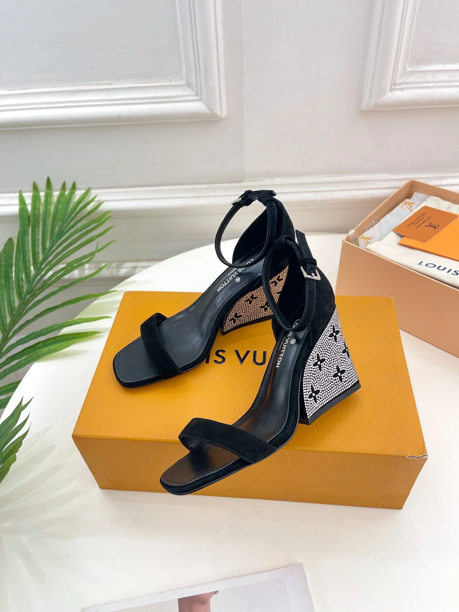 LV - Новинка весны 2023 года - Босоножки на платформе и высоком каблуке