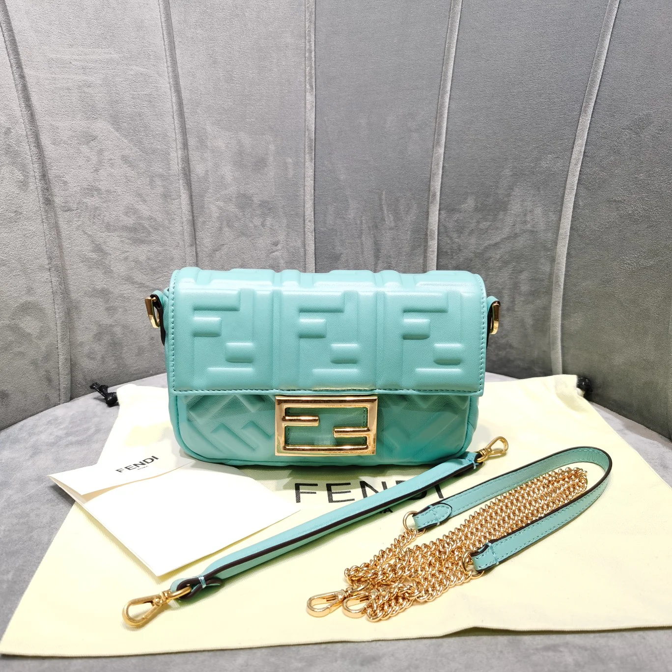 Сумка-багет Fendi Baguette Small Lake Green из натуральной кожи.