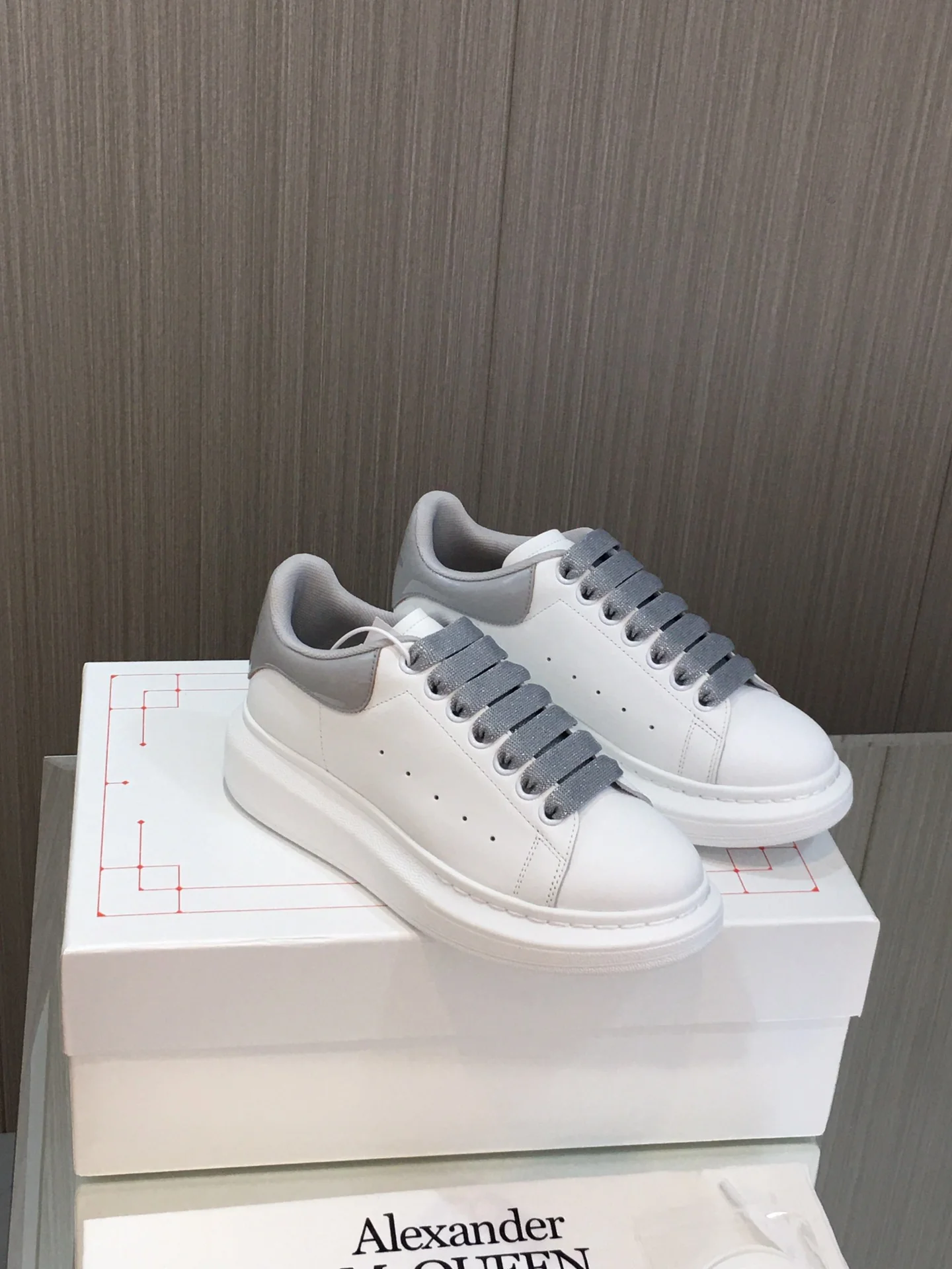 Новинка сезона весна/лето 2023 от McQueen - Белые кроссовки из лакированной кожи - Вулканический серый