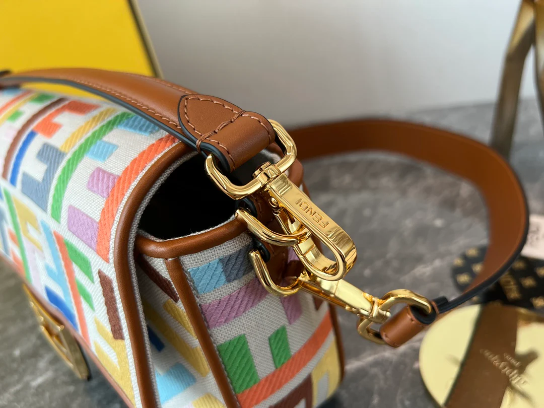 Сумка-багет Fendi — бежевая льняная с красочной вышивкой.