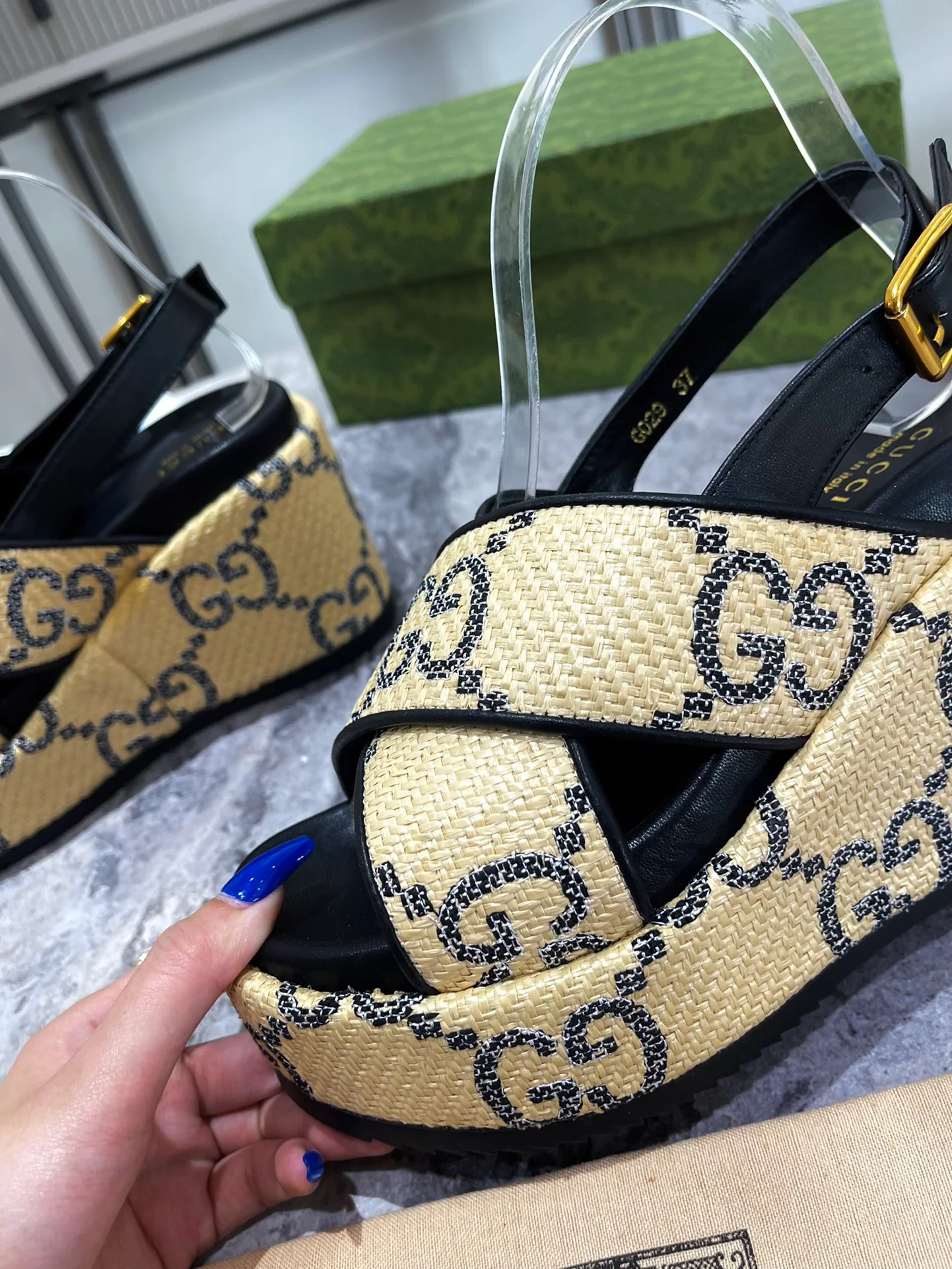 Новинка Gucci 2022 года - Сандалии на танкетке