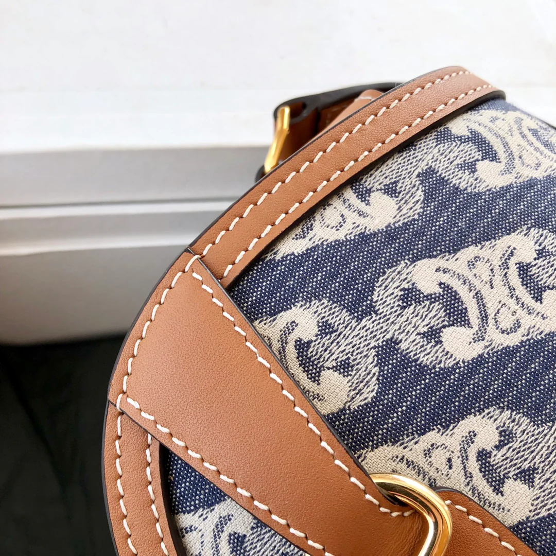 Маленькая сумочка Celine Crecy Triomphe из жаккардовой кожи вагю — темно-синяя/желто-коричневая.