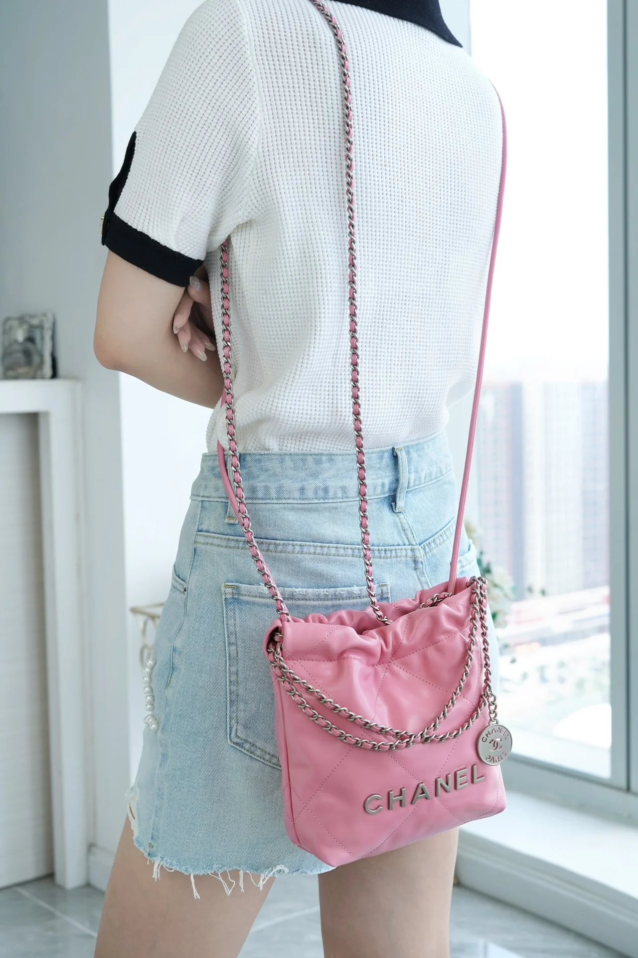 Новинка сезона весна/лето 2023 от Chanel - сумка 22 - мини - розовая с серебряной пряжкой