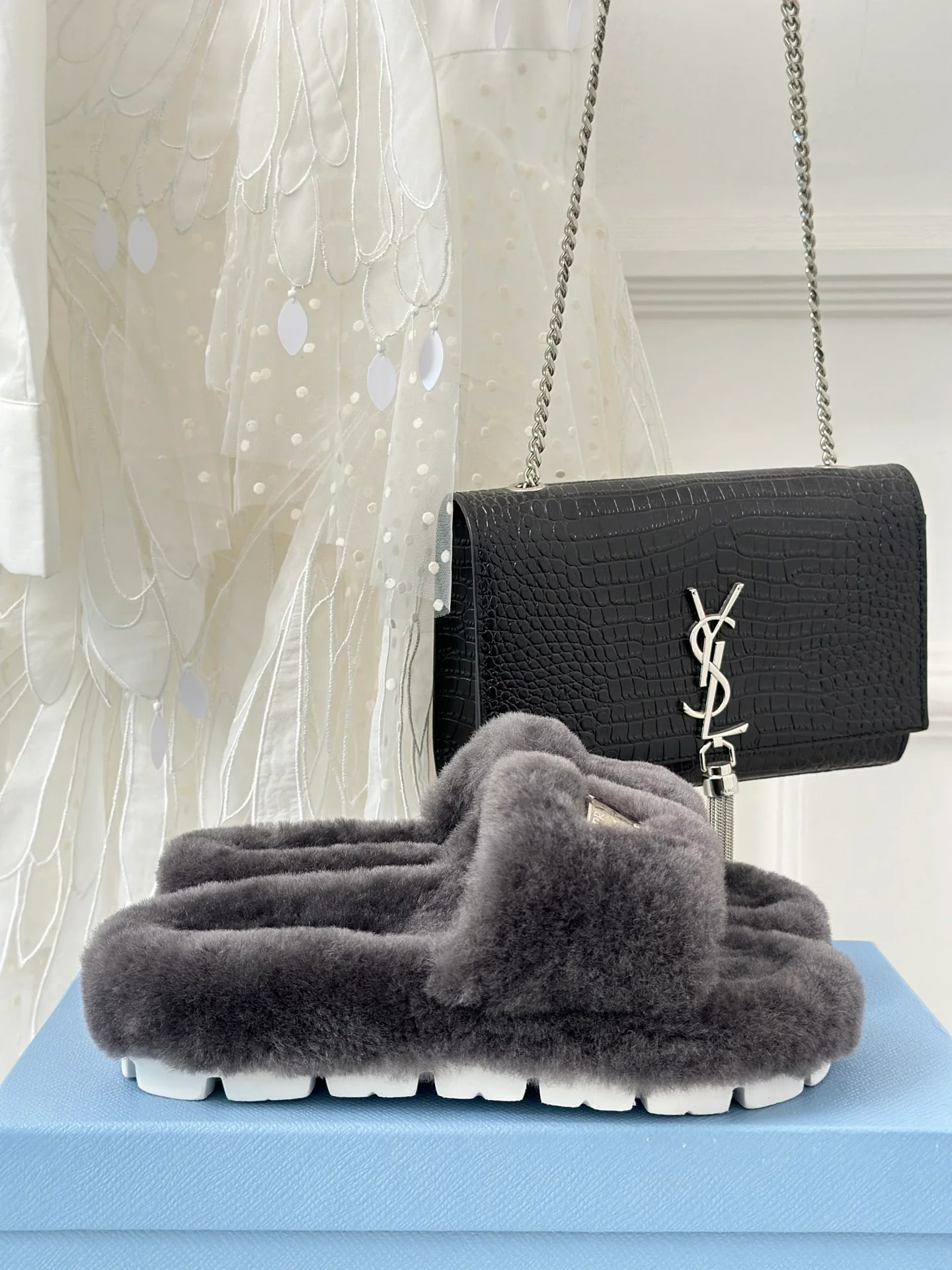 Новинка сезона осень/зима 2023 от Prada - Шерстяные тапочки - Железно-серый