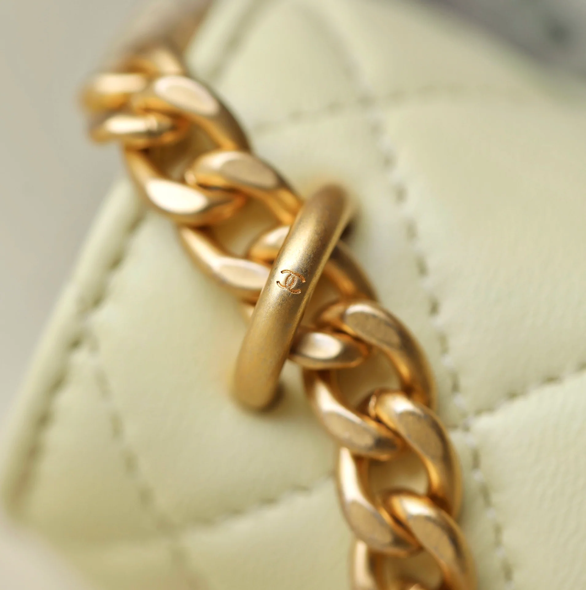 Новинка сезона весна/лето 2023 от Chanel - Сумка через плечо с цепочкой Camellia - WOC - Желтая 