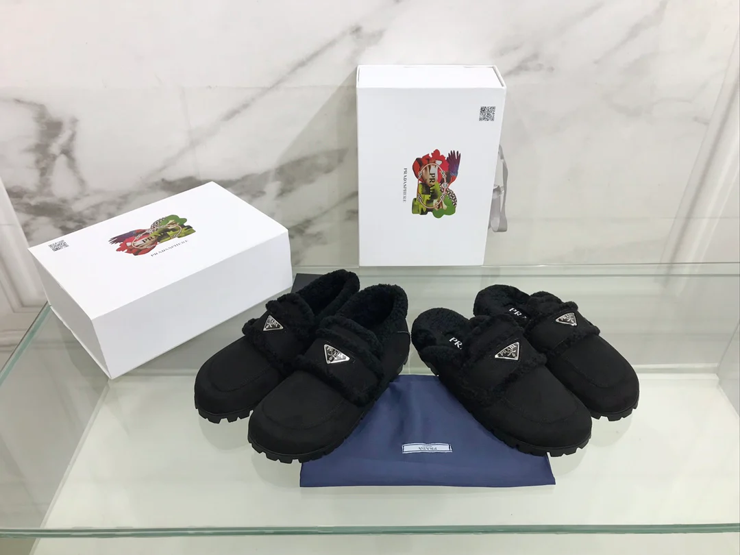 Prada - Меховые тапочки - Сумка - Шерстяная подкладка - Черный