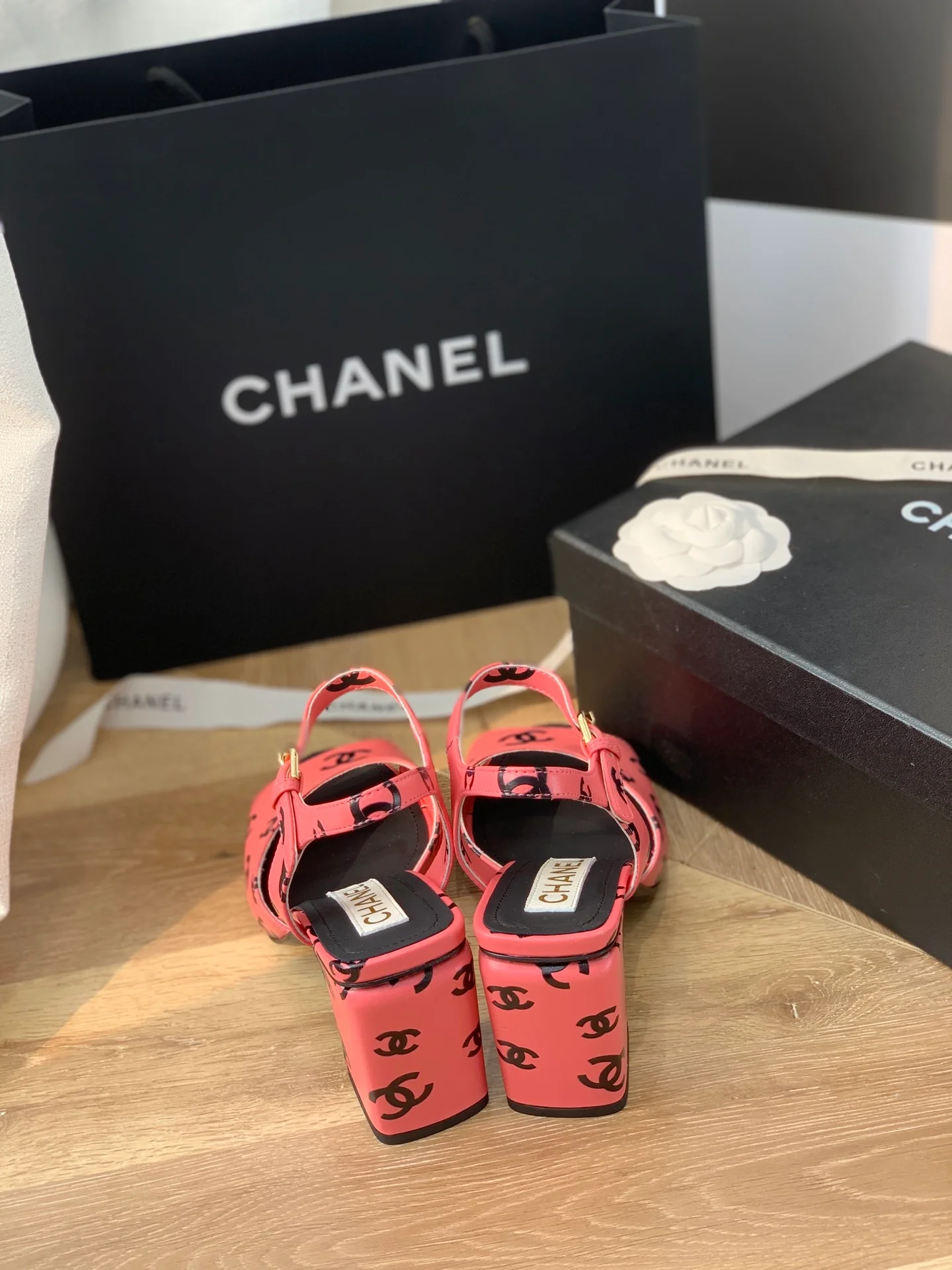 Сандалии Chanel на массивном каблуке