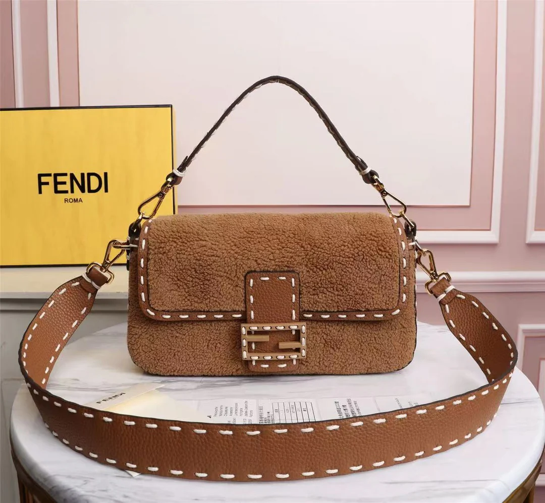 Сумка Fendi Baguette среднего размера из коричневой овечьей шерсти.