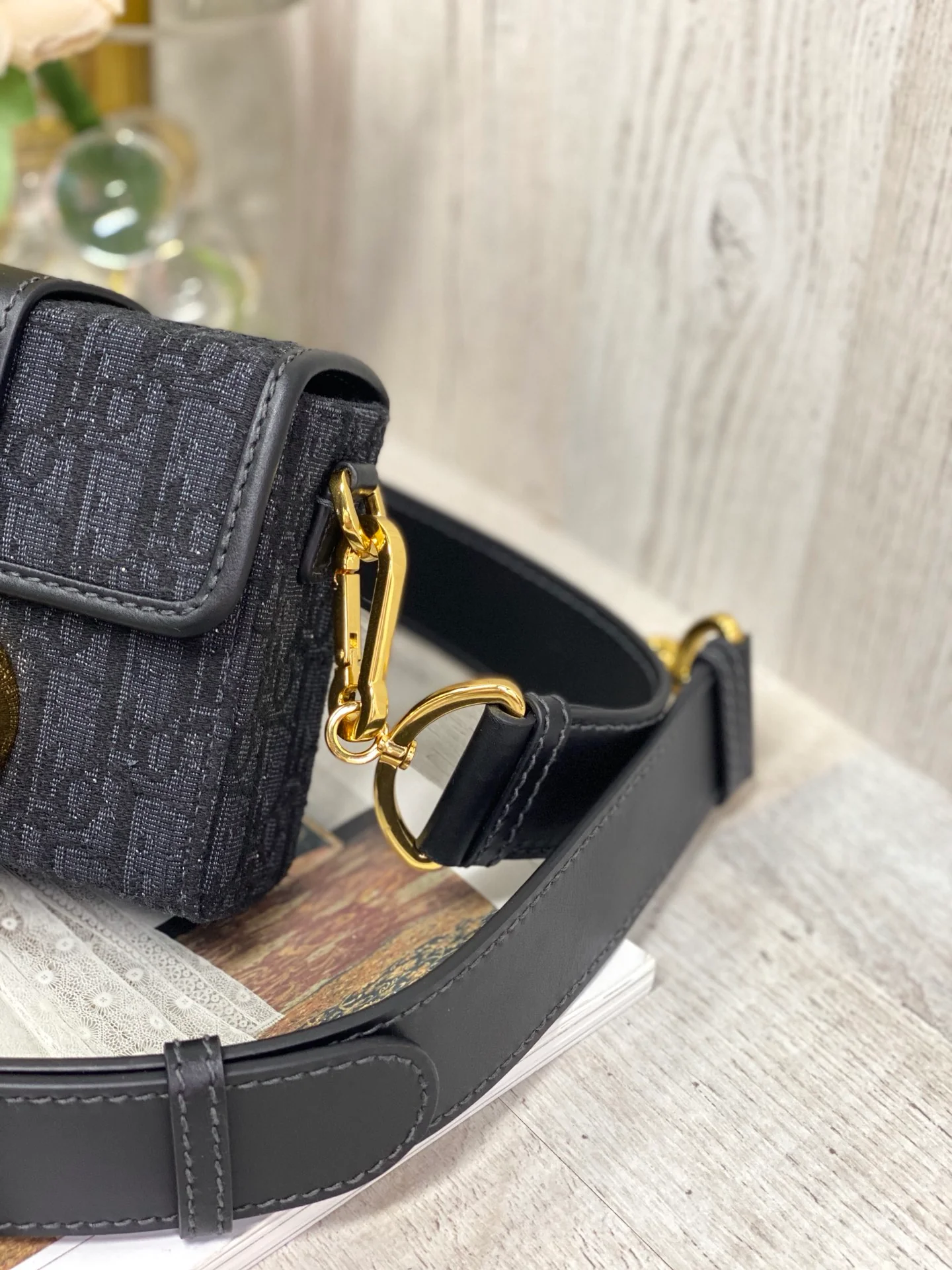 Мини-бокс Dior Montaigne с вышивкой, золотой пряжкой, 17,5 см, черный.