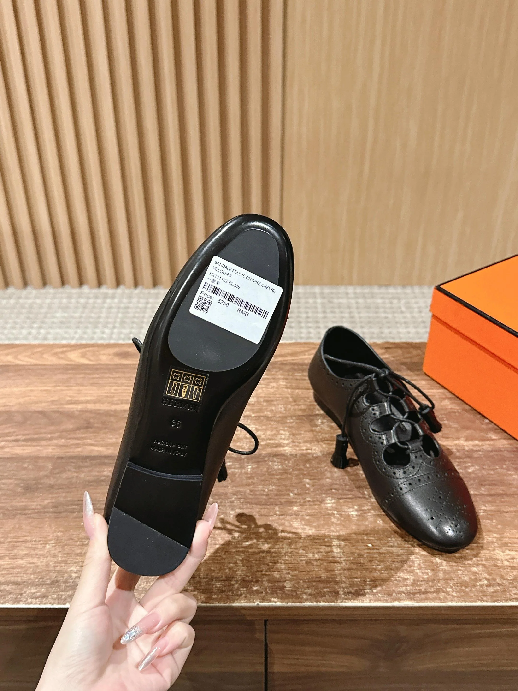 Hermes - Перфорированные балетки с резным узором - Черные