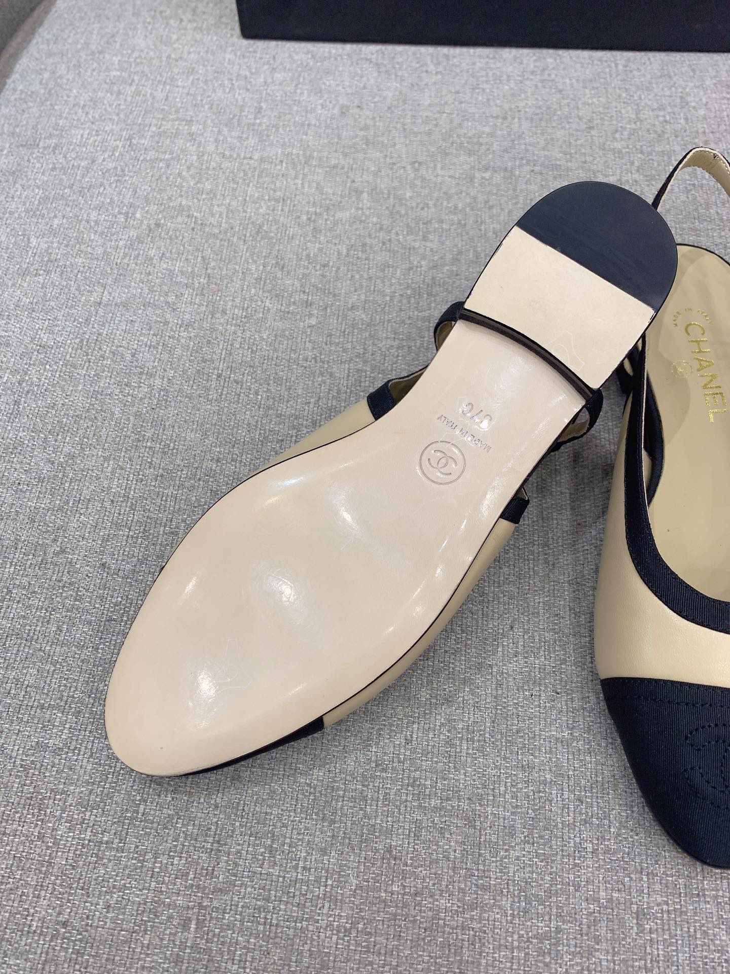 Классические сандалии Chanel на плоской подошве - с черным носком