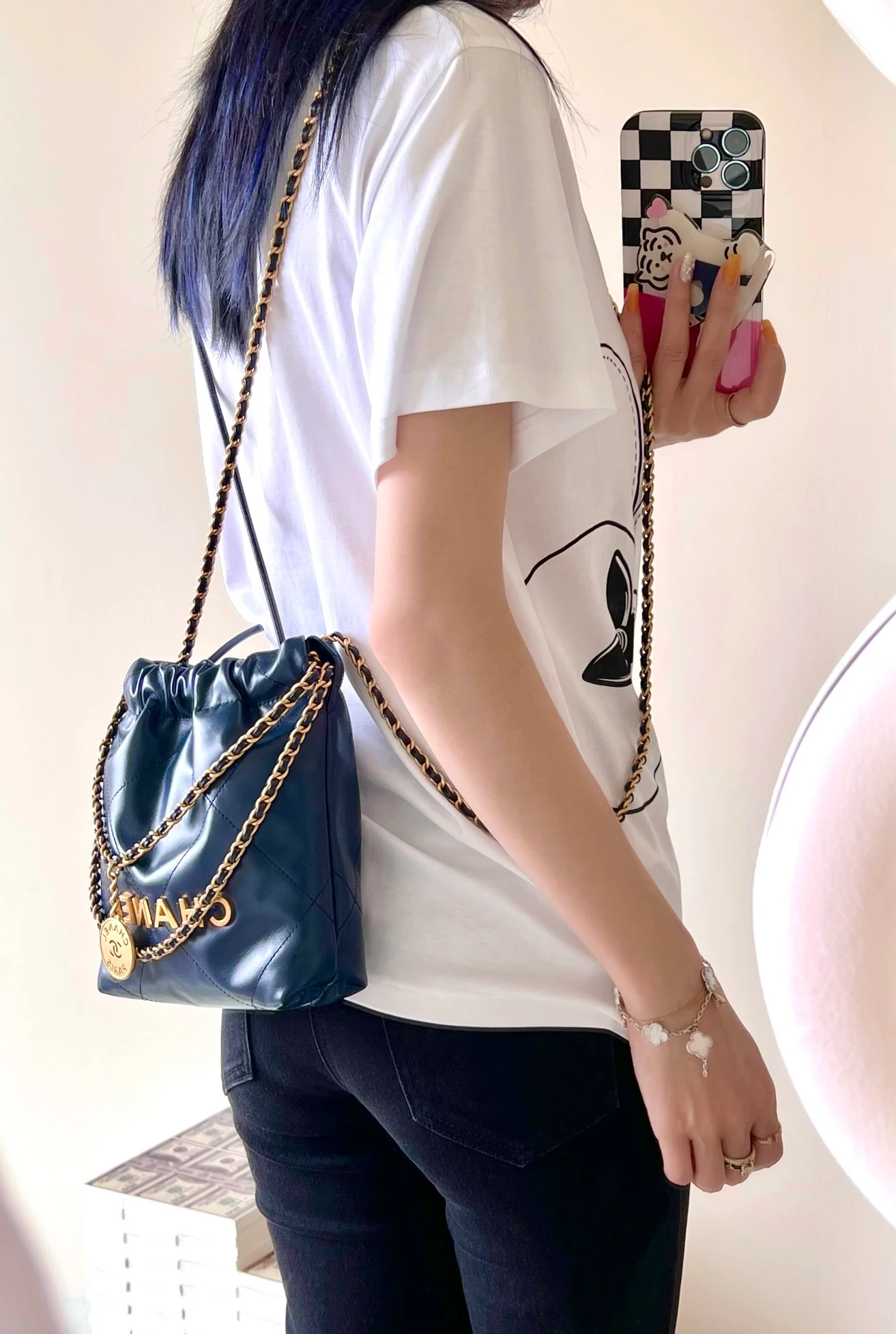 Новая коллекция Chanel Весна/Лето 2023 - Сумка 22 - Мини - Темно-синий - Фотографии в действии