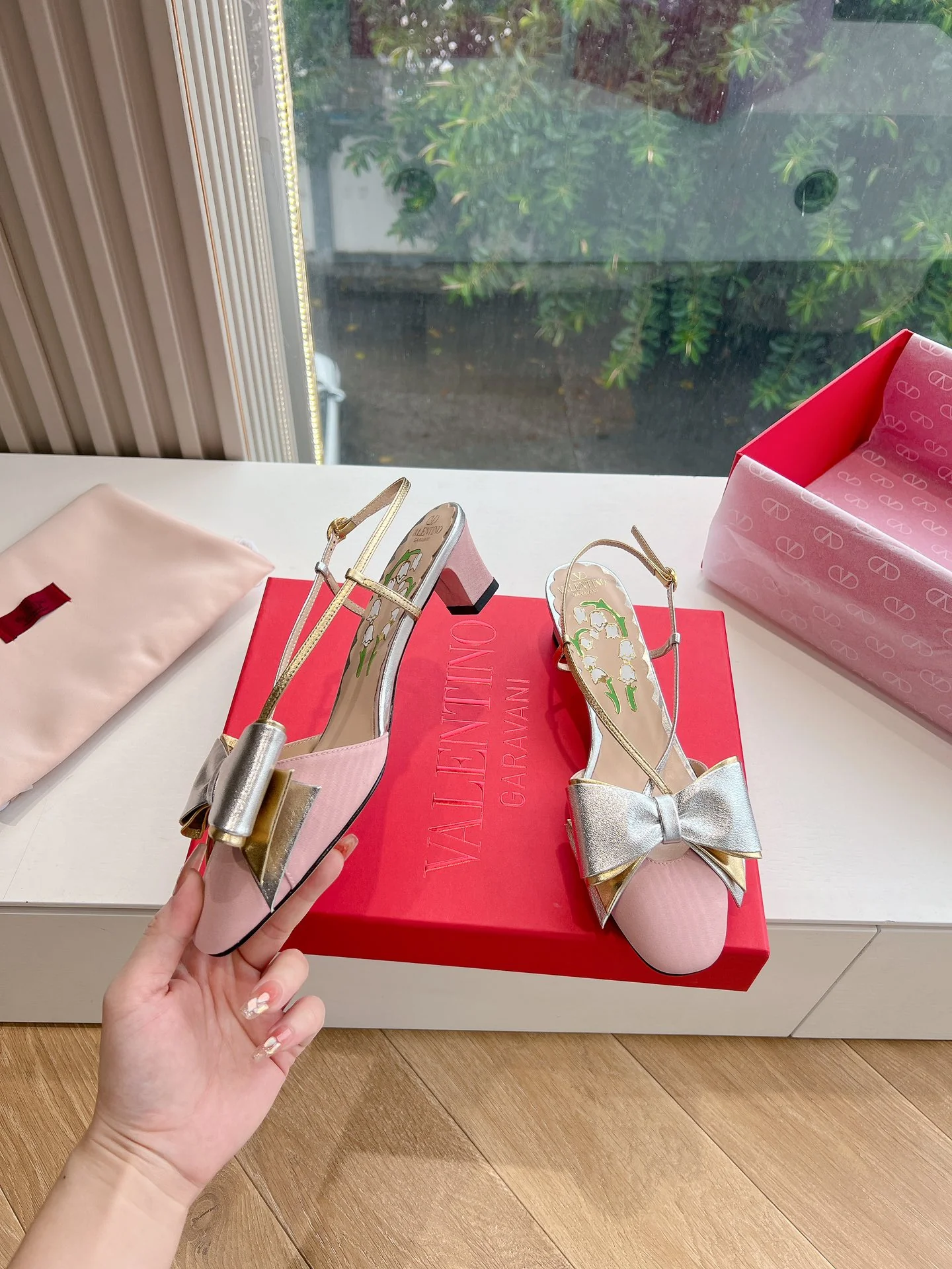 Босоножки на высоком каблуке Valentino 2024 с бантом - розовые
