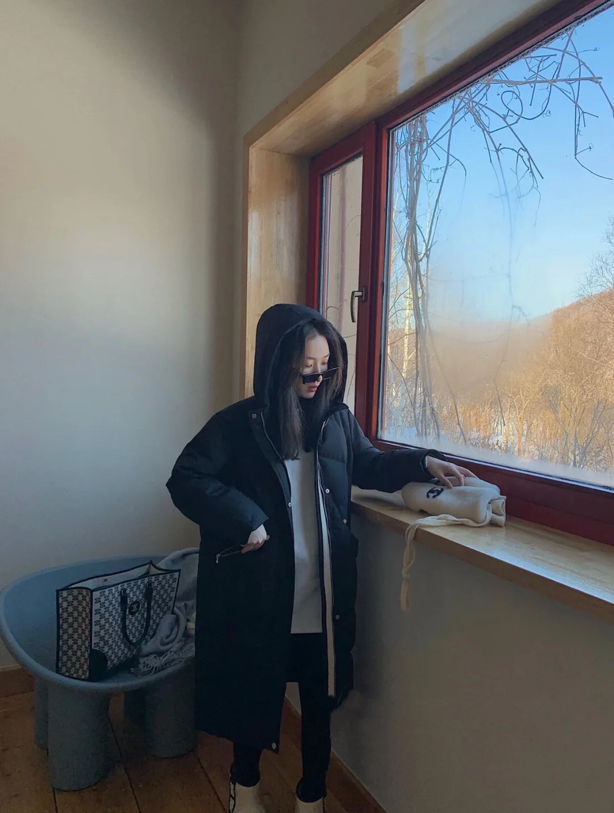 Большая сумка-тоут Celine Triomphe с черно-белой вышивкой