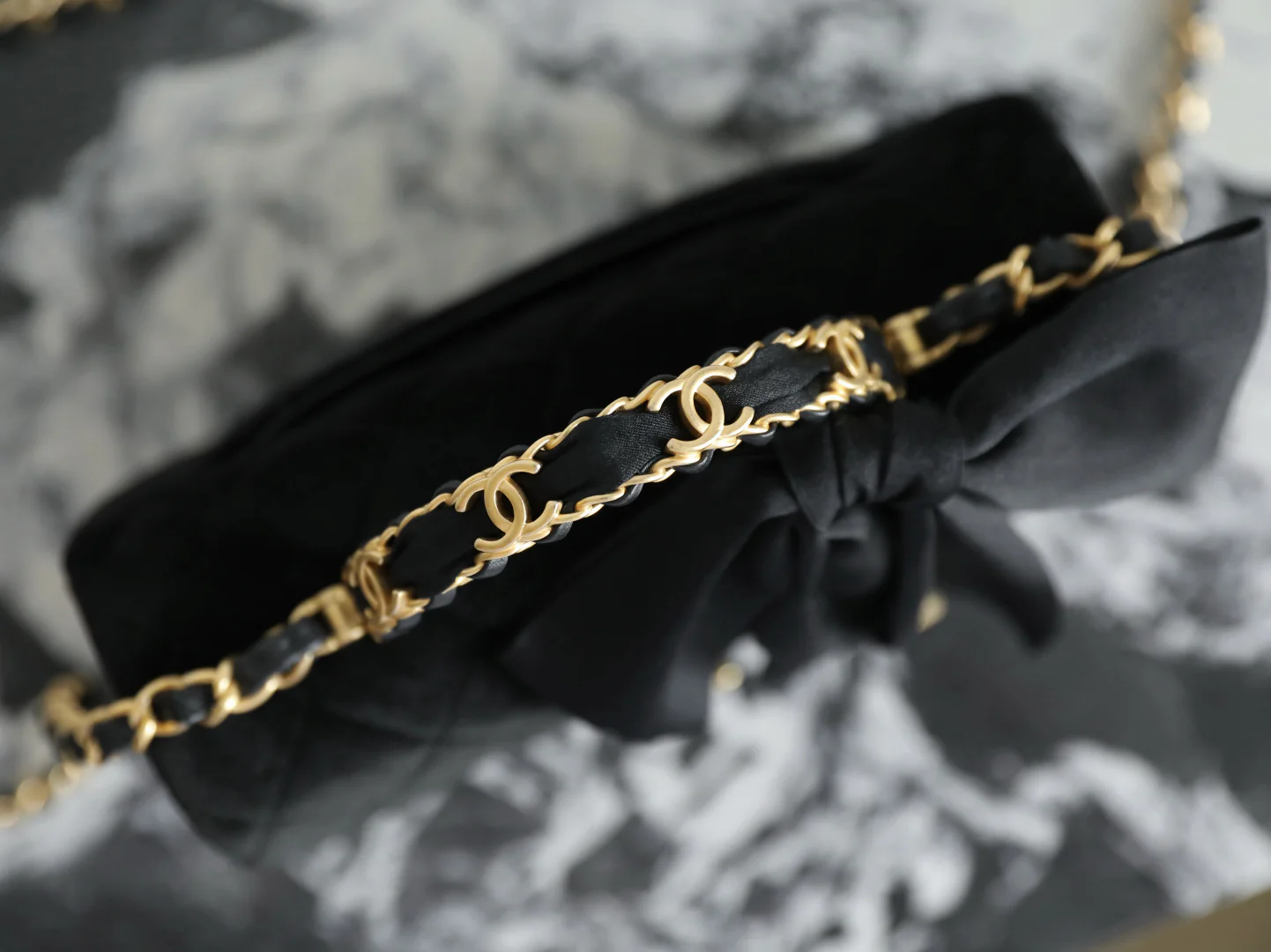 Мини-юбка Chanel 25k с бантом и ручкой из бархата, черная.