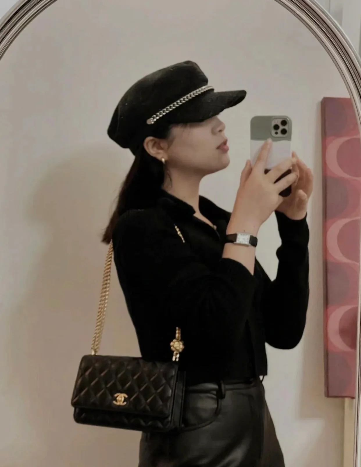 Весенняя коллекция Chanel 2023 - Регулируемая пряжка Camellia WOC - Овечья кожа - Черный - 19 см