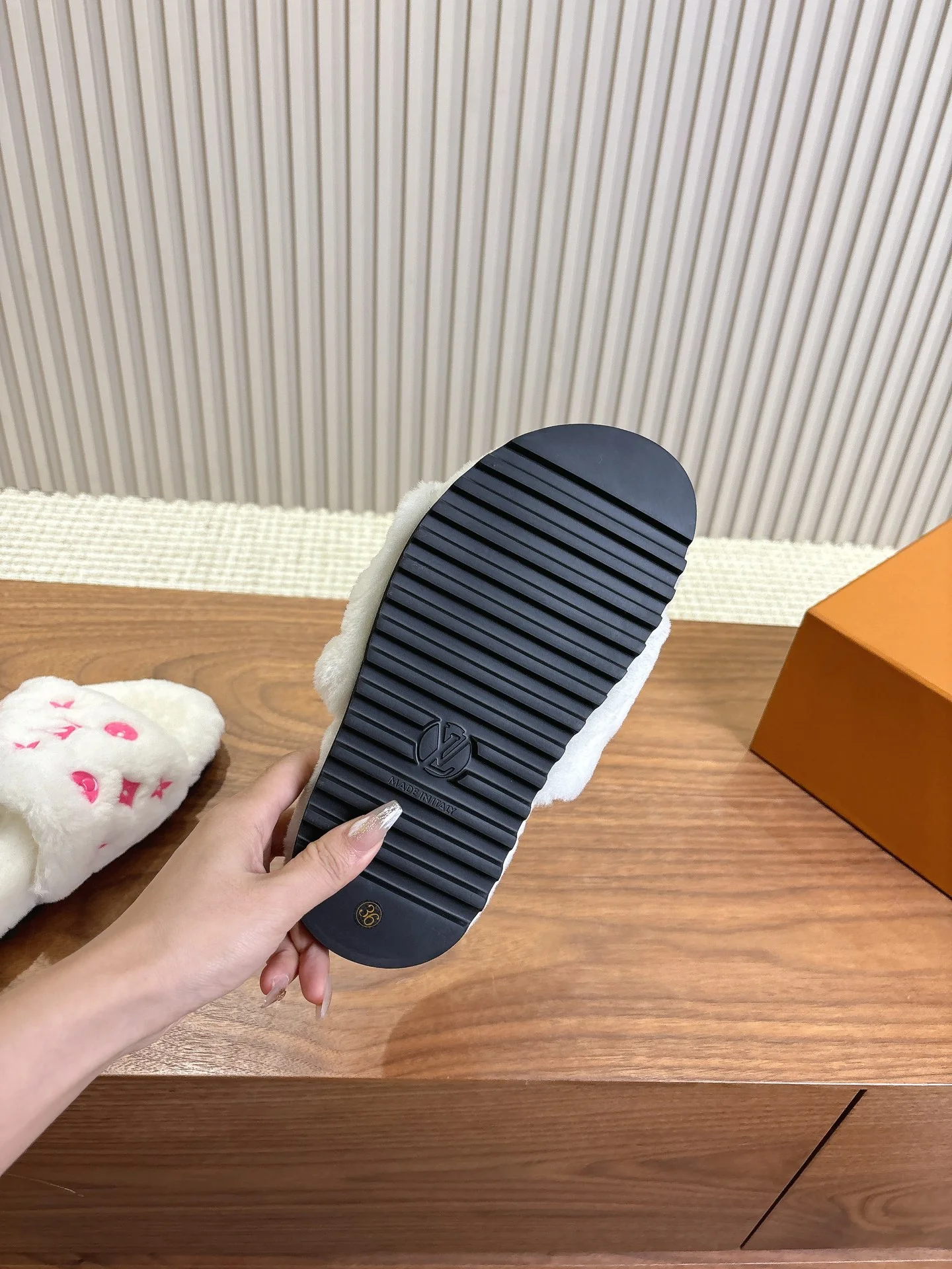 LV-2024 Шерстяные тапочки - Белые