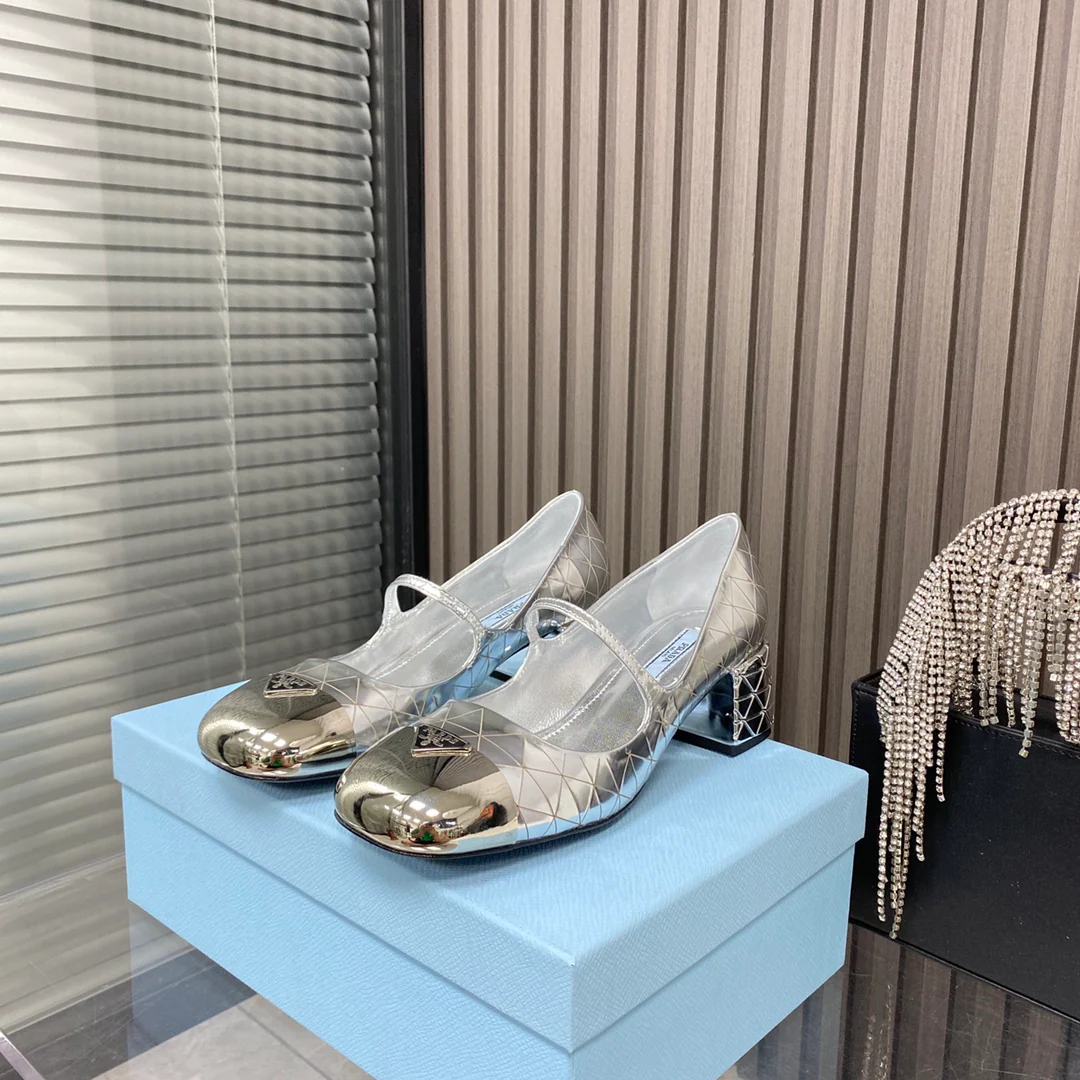 Новинка сезона весна/лето 2022 от Prada - туфли Мэри Джейн
