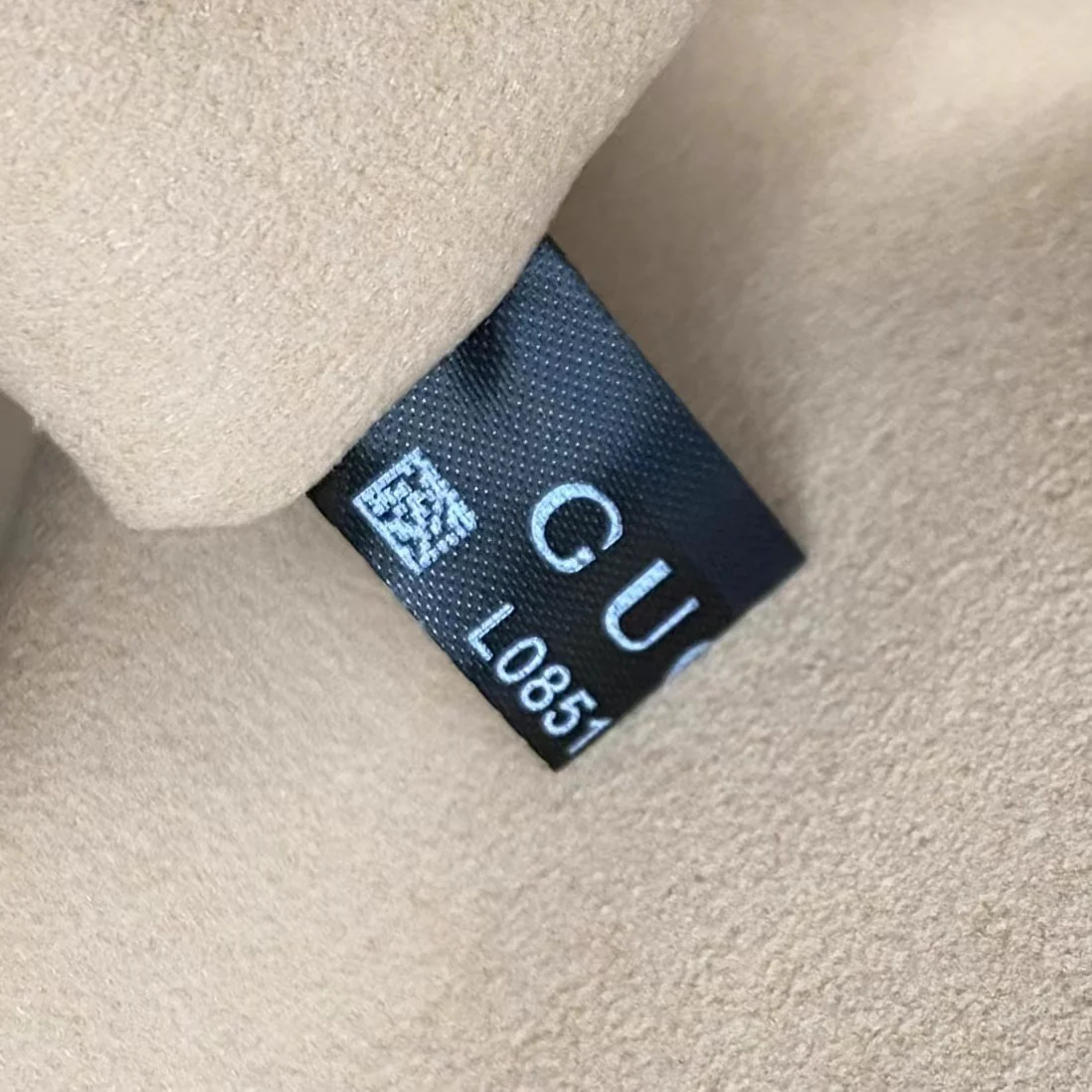 Весенняя коллекция Gucci 2023 — сумка через плечо ?Полумесяц? — белая.