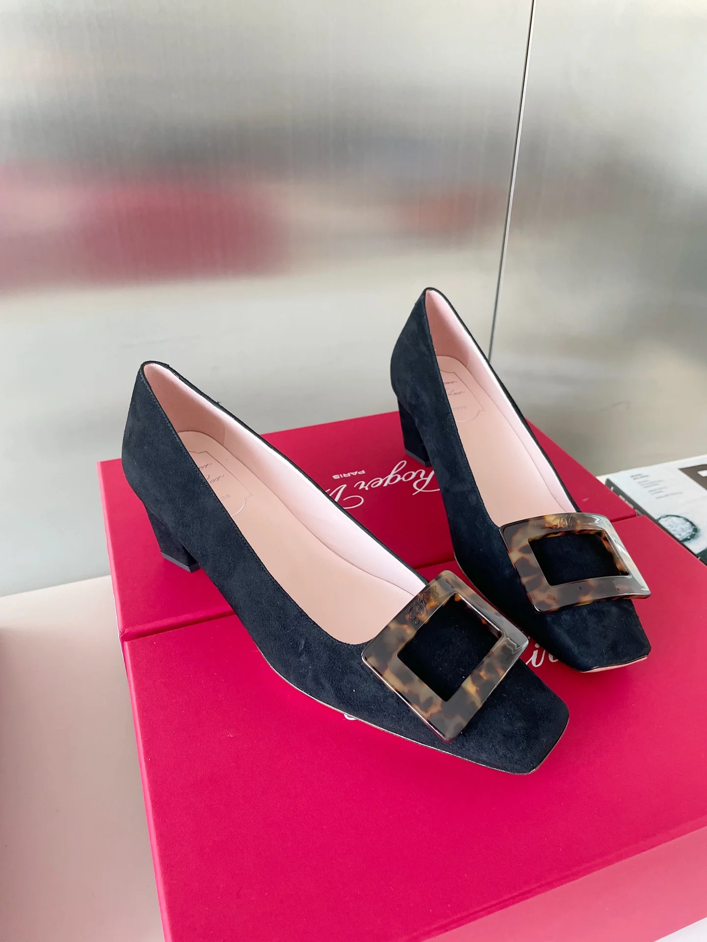 Туфли Roger Vivier Belle с пряжкой в ??черепаховой оправе и квадратным носком
