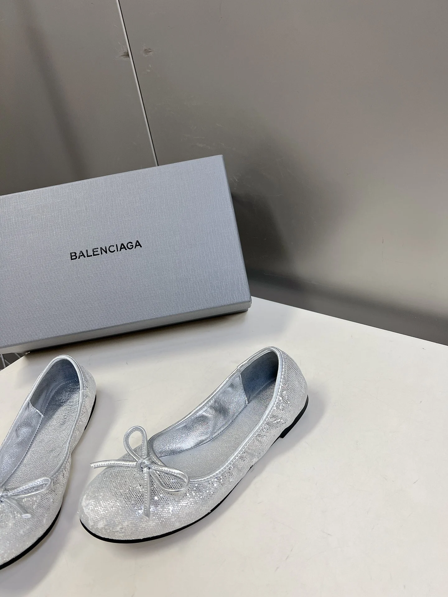 Коллекция Balenciaga 2023 года с подиума - Балетки - Серебристые