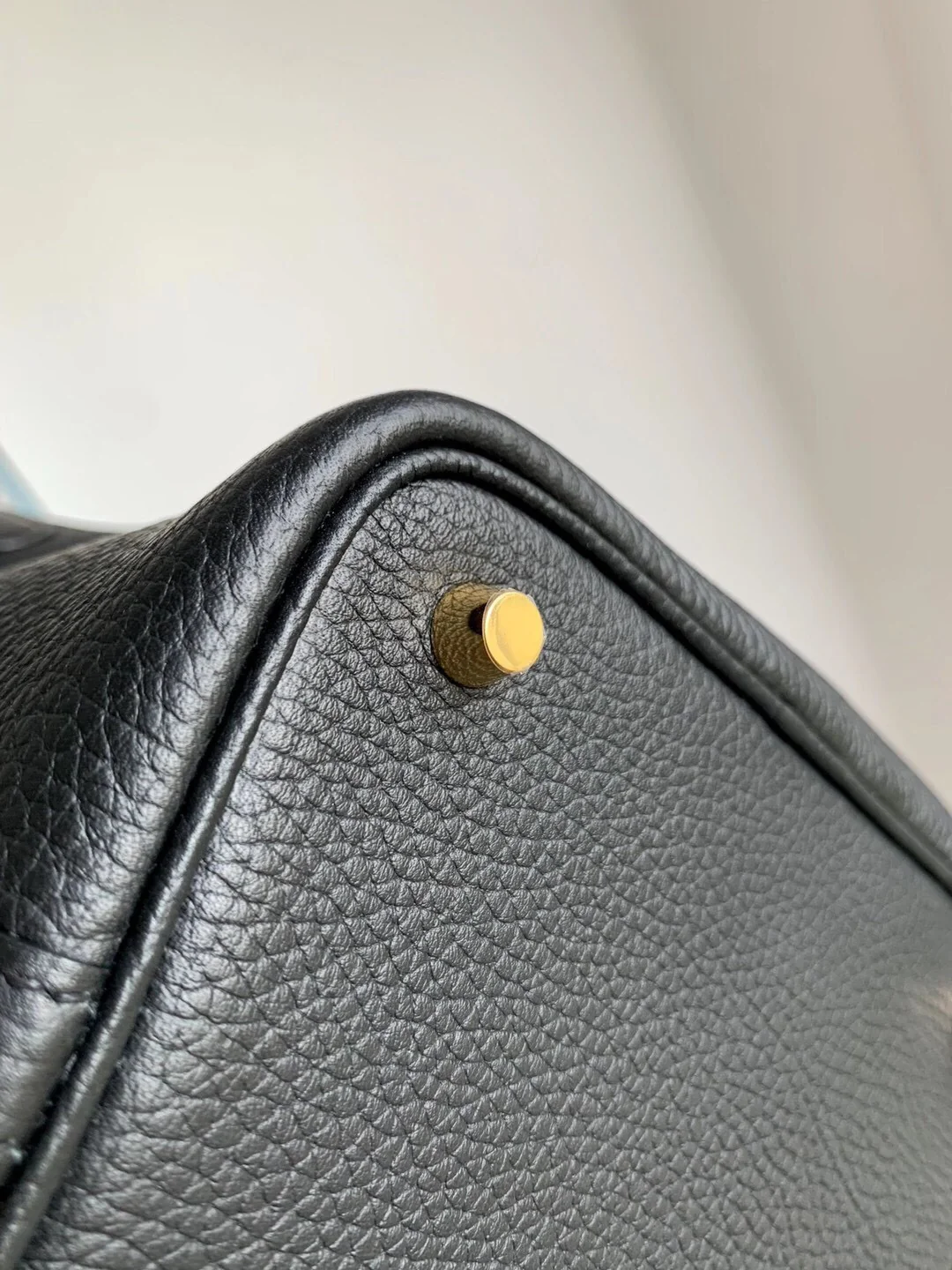 Часы Hermes Picotin 18, черные, с золотой пряжкой.