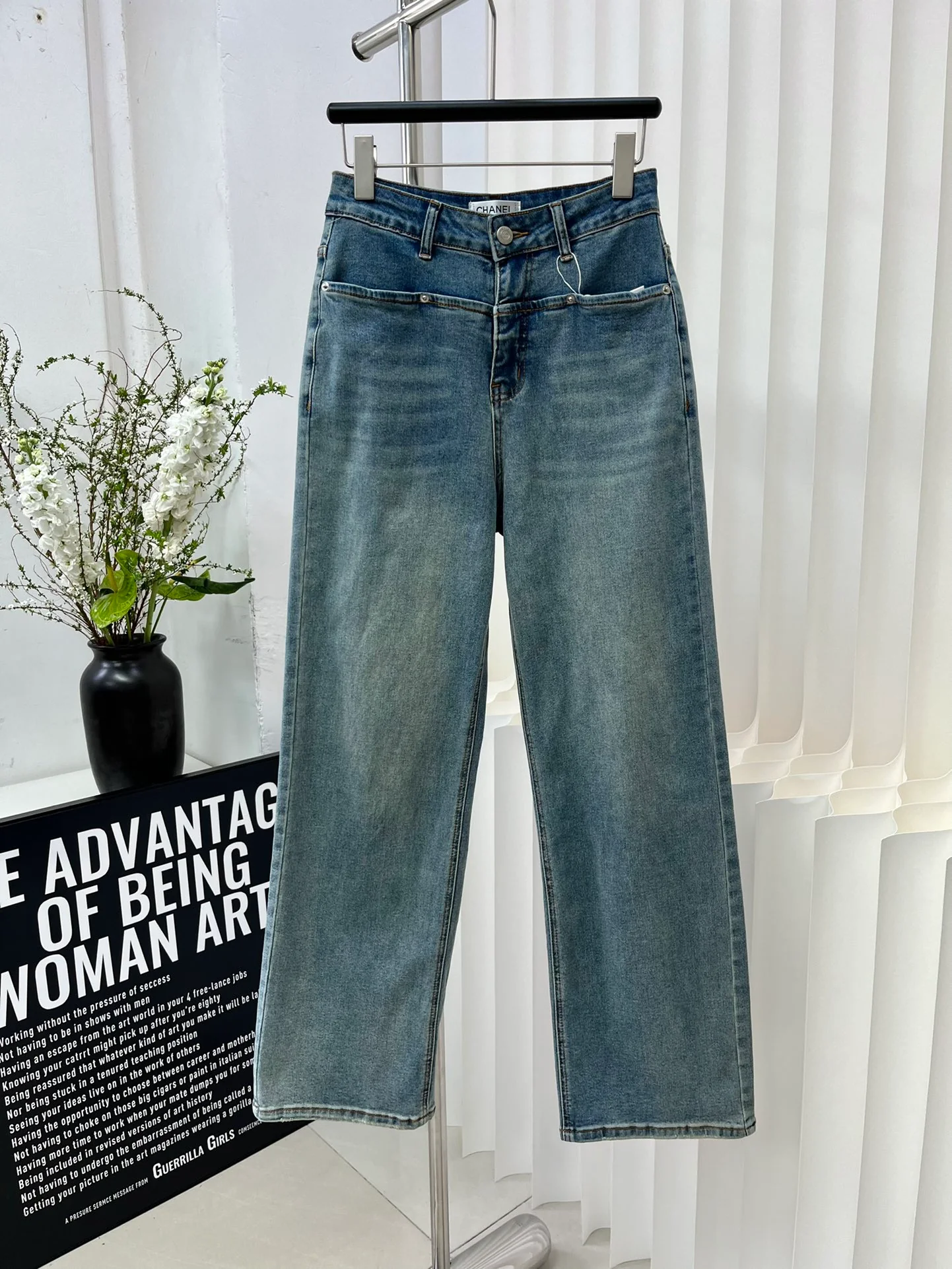 Классические джинсы Chanel 2403 с вышитыми буквами - 1 шт.