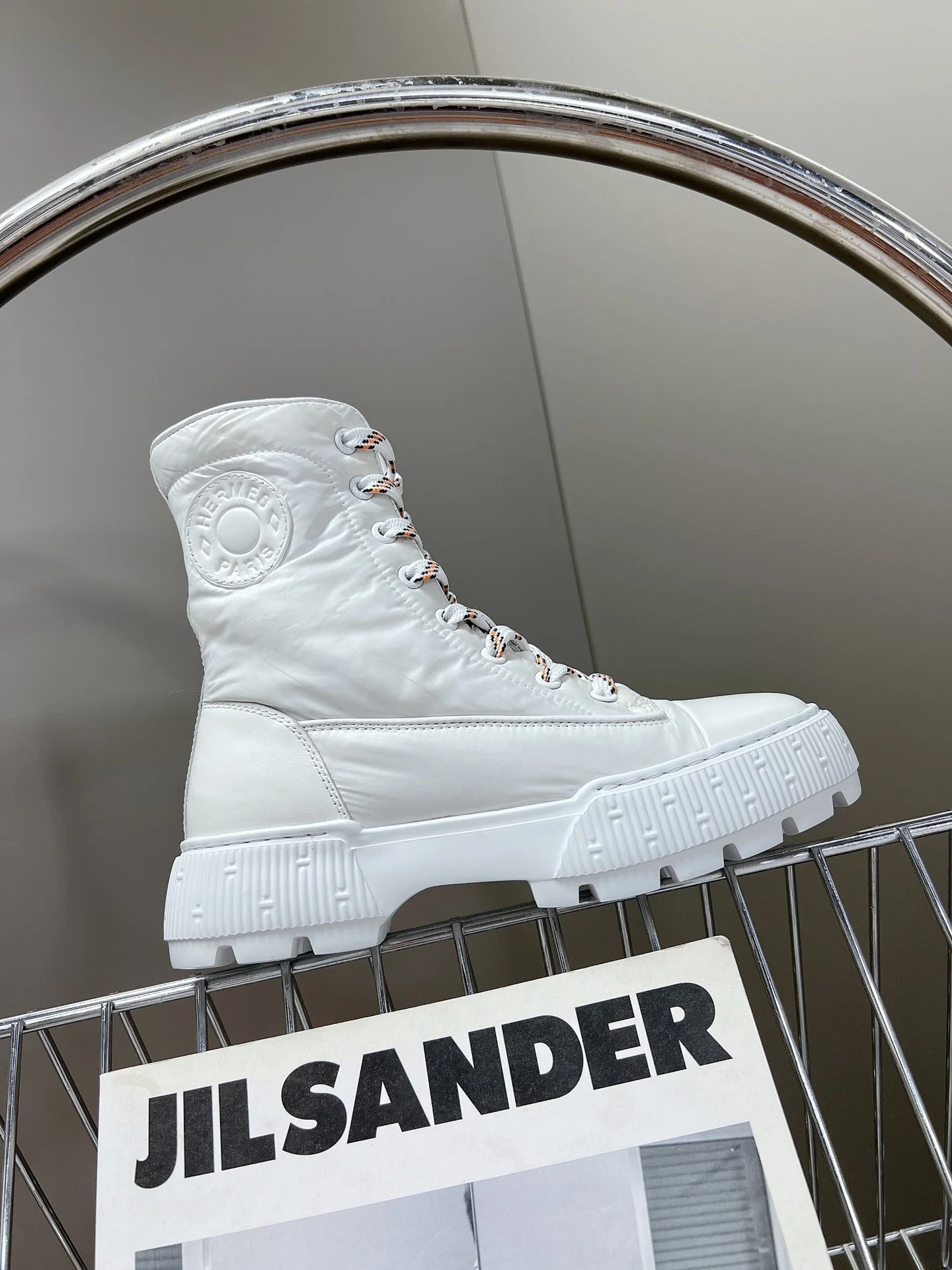 Новинки осенне-зимней коллекции Hermes 2022: короткие сапоги и пуховые сапоги.