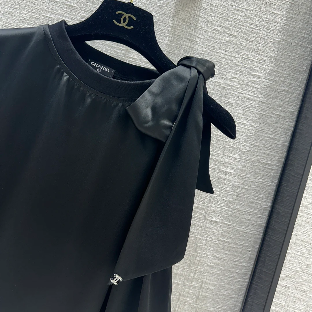 Новая коллекция Chanel Весна/Лето 2024: Топ с бантом, круглым вырезом и одним рукавом - Черный