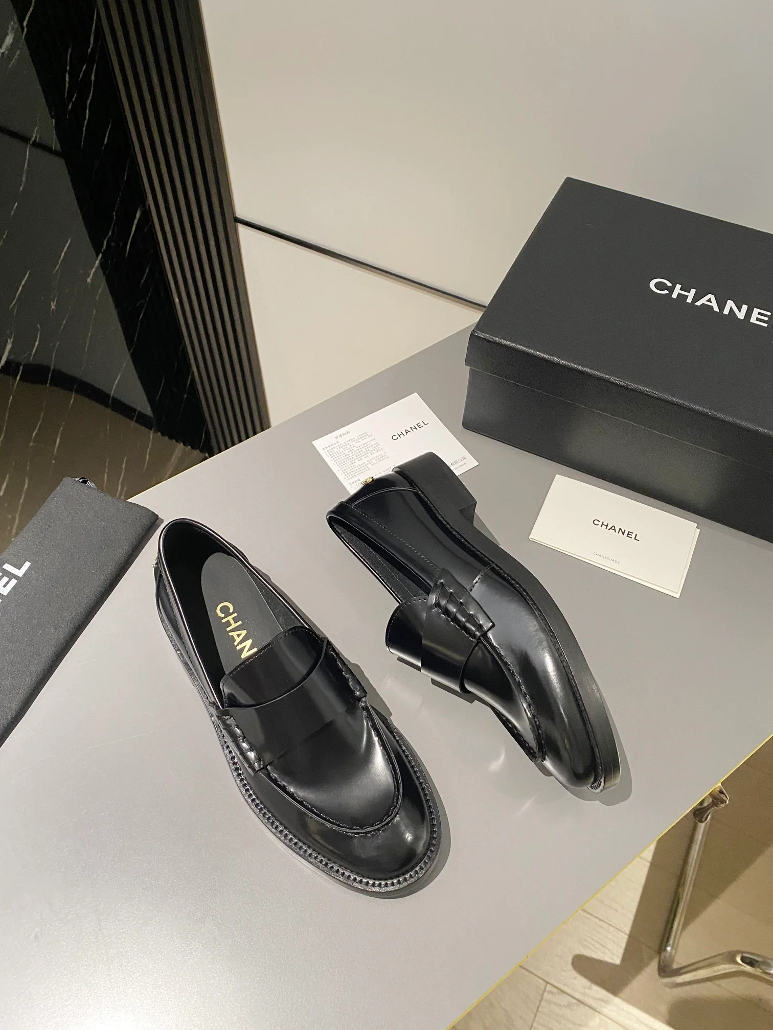 Новинка осенней коллекции Chanel 2023 — Лоферы — Черные