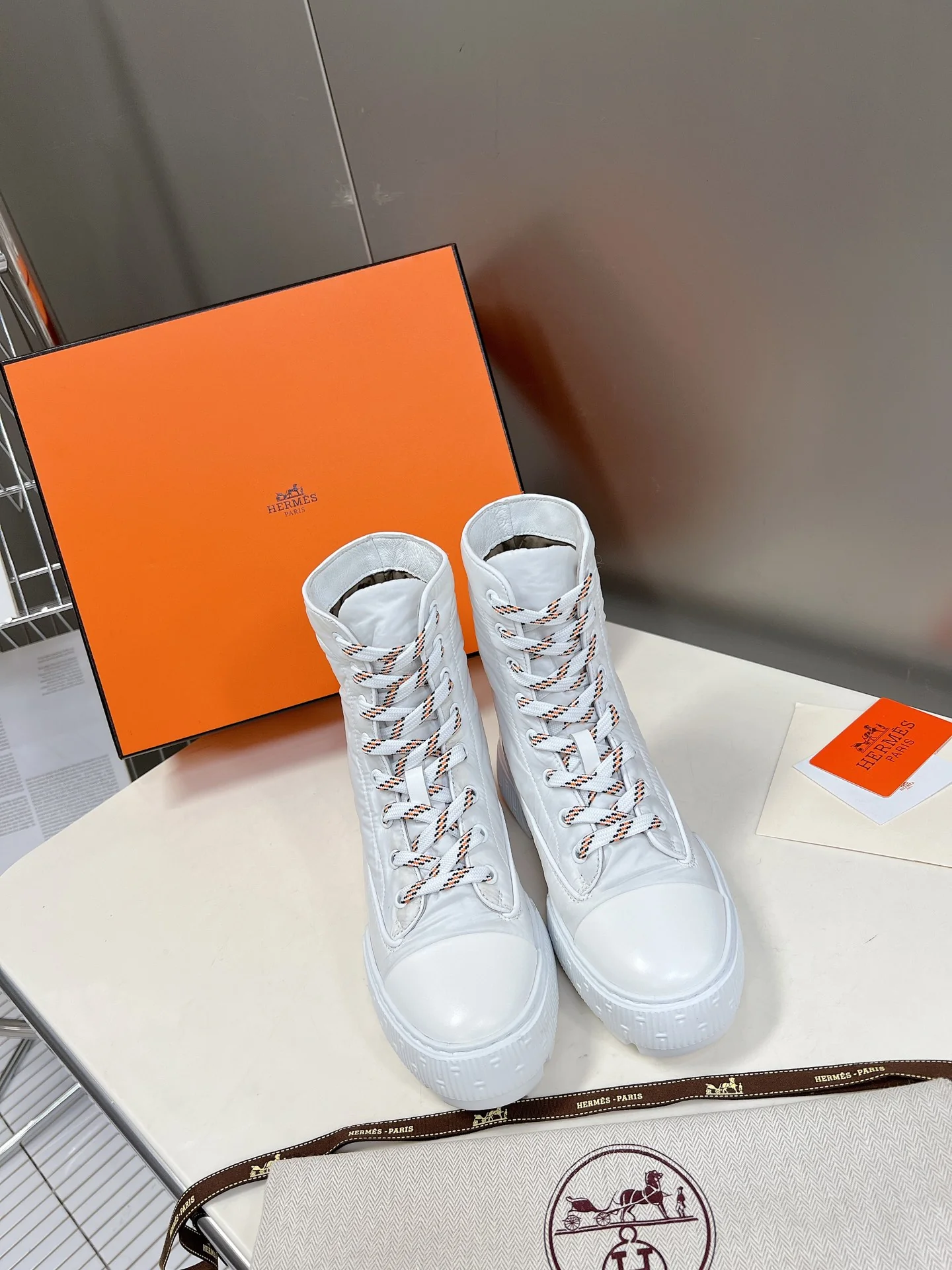 Новинки осенне-зимней коллекции Hermes 2022: короткие сапоги и пуховые сапоги.