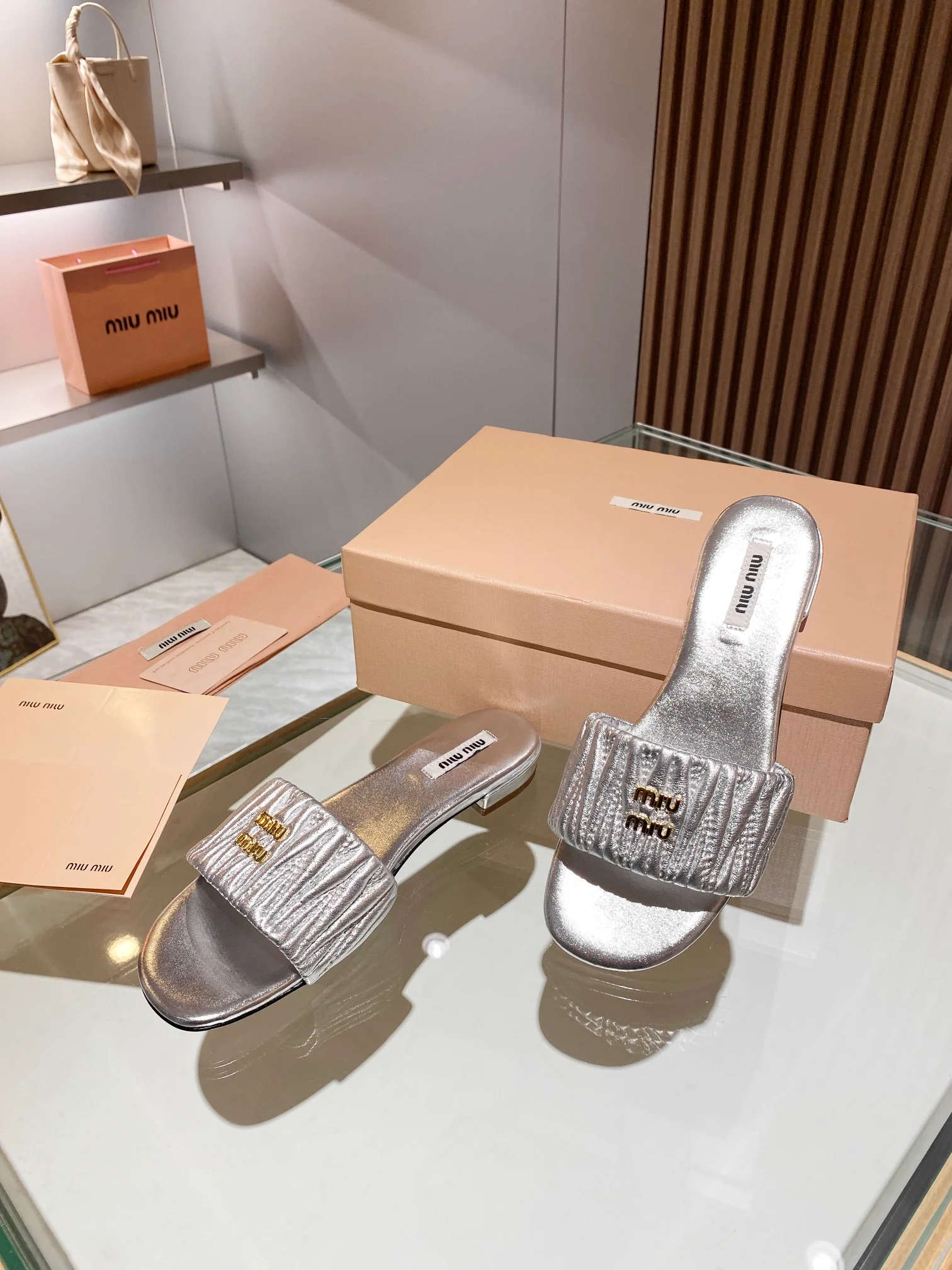 Новинка весны 2023 года от Miu Miu - плоские тапочки - серебристые