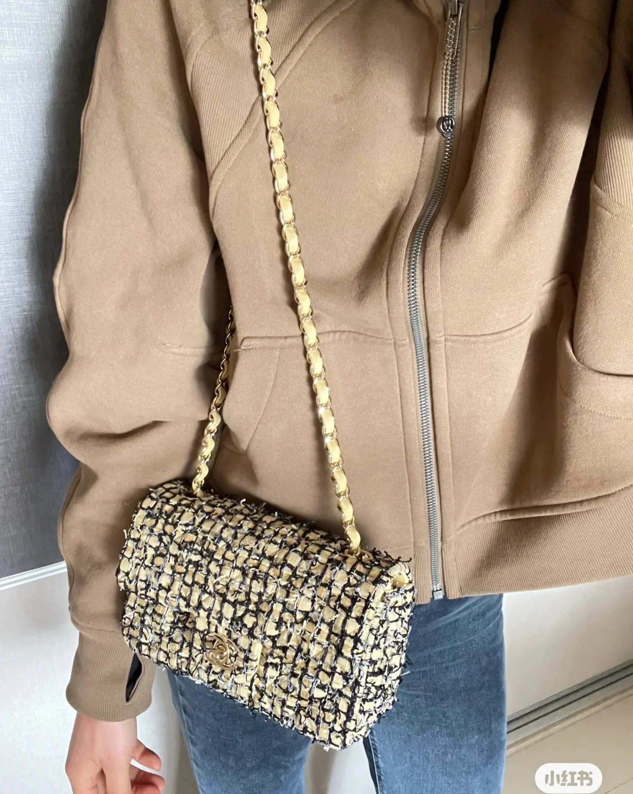 Лимитированная серия Chanel 2022 года, шерстяная сумка с клапаном - 20 см