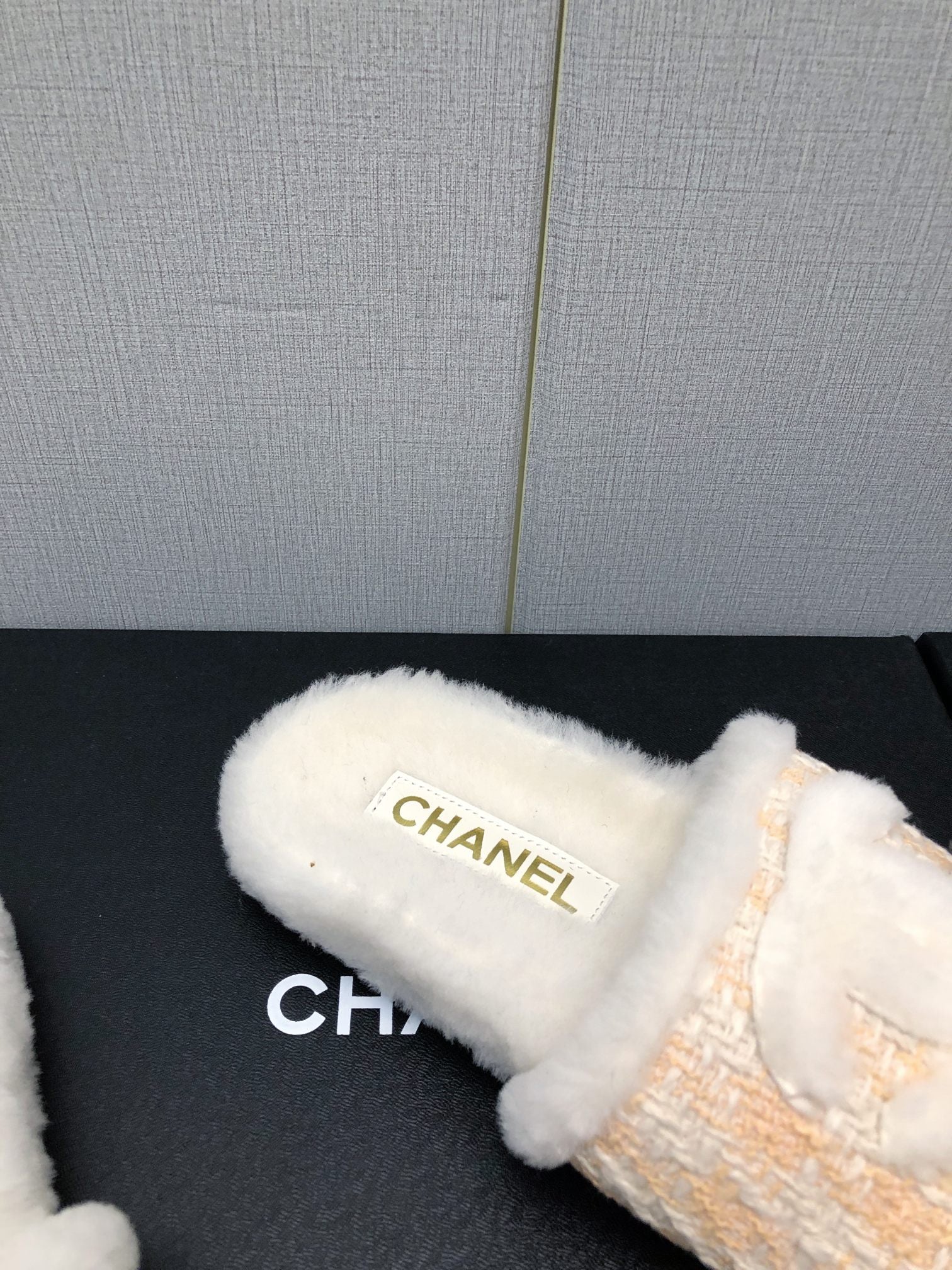 Новинка сезона осень/зима 2023 от Chanel - шерстяные тапочки в клетку - розовые.