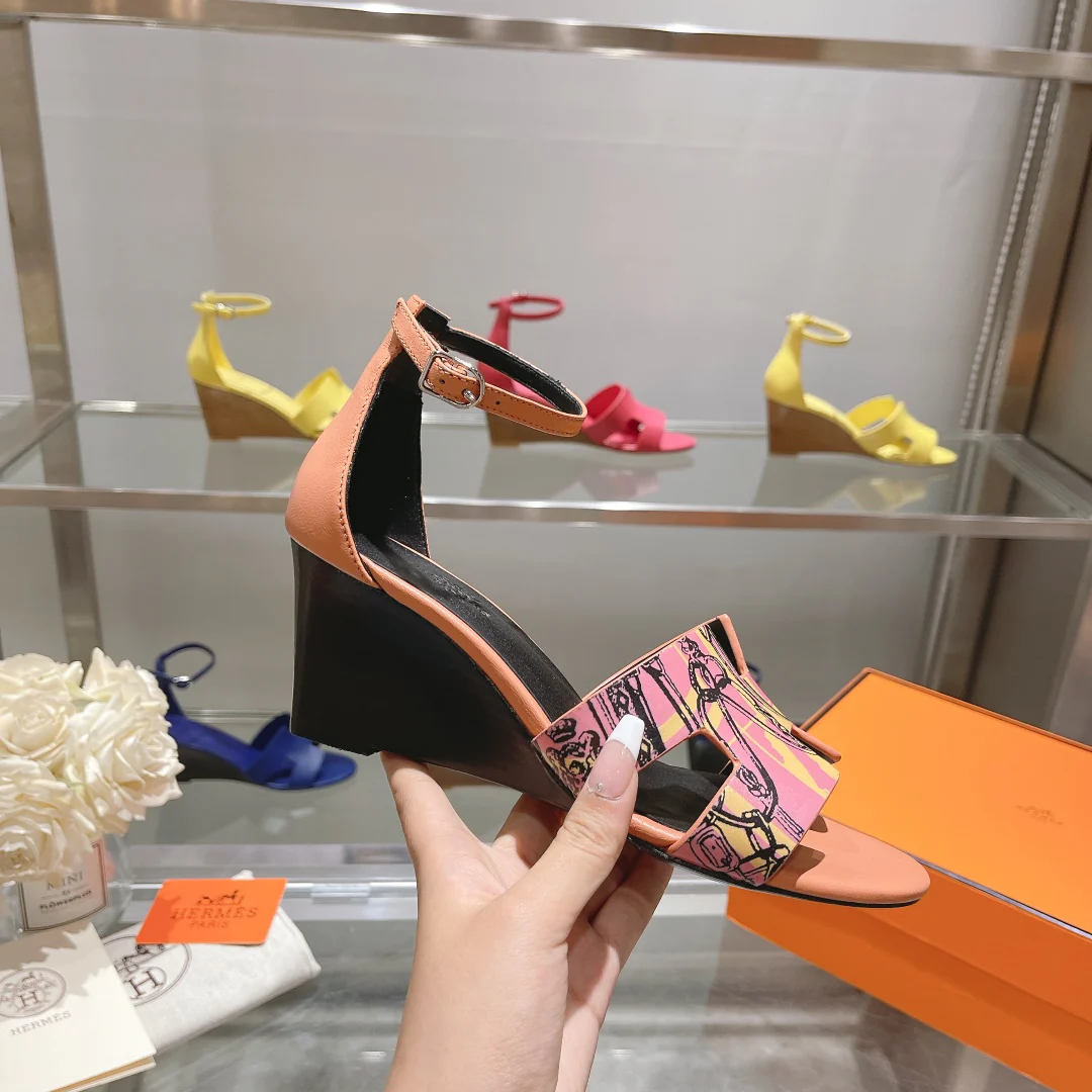 Новинка весны 2022 года от Hermes - Сандалии на массивном каблуке - 2 шт.
