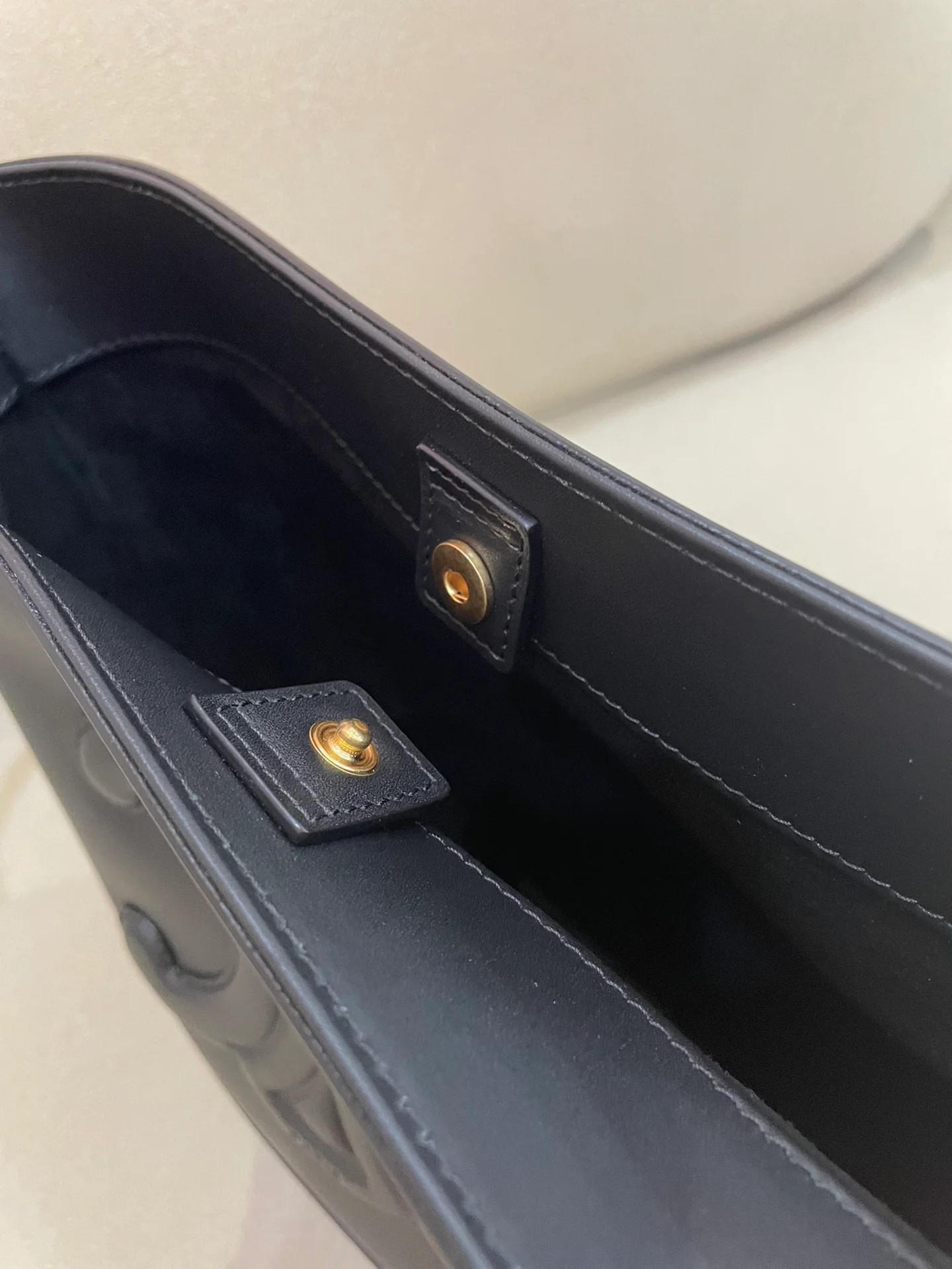 Маленькая черная кожаная сумка-ведро Celine Cuir Triomphe