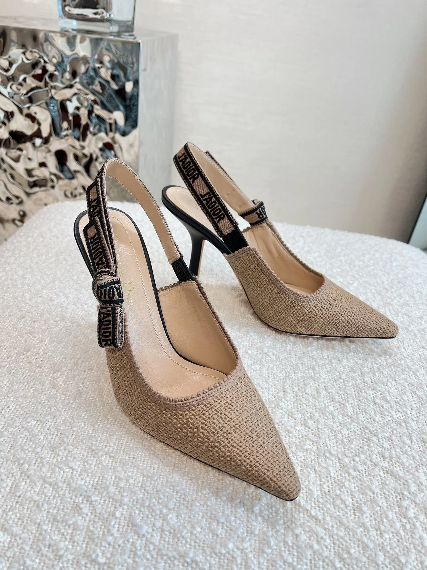 Новинка сезона весна/лето 2022 — туфли на каблуке с острым носком.