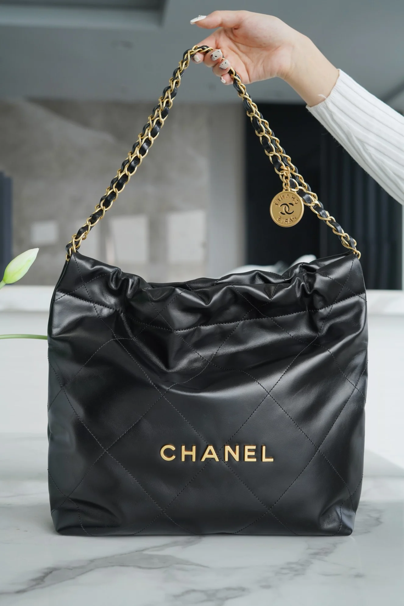 Сумка Chanel 22p 22bag, маленькая, черная, с серебряной пряжкой.
