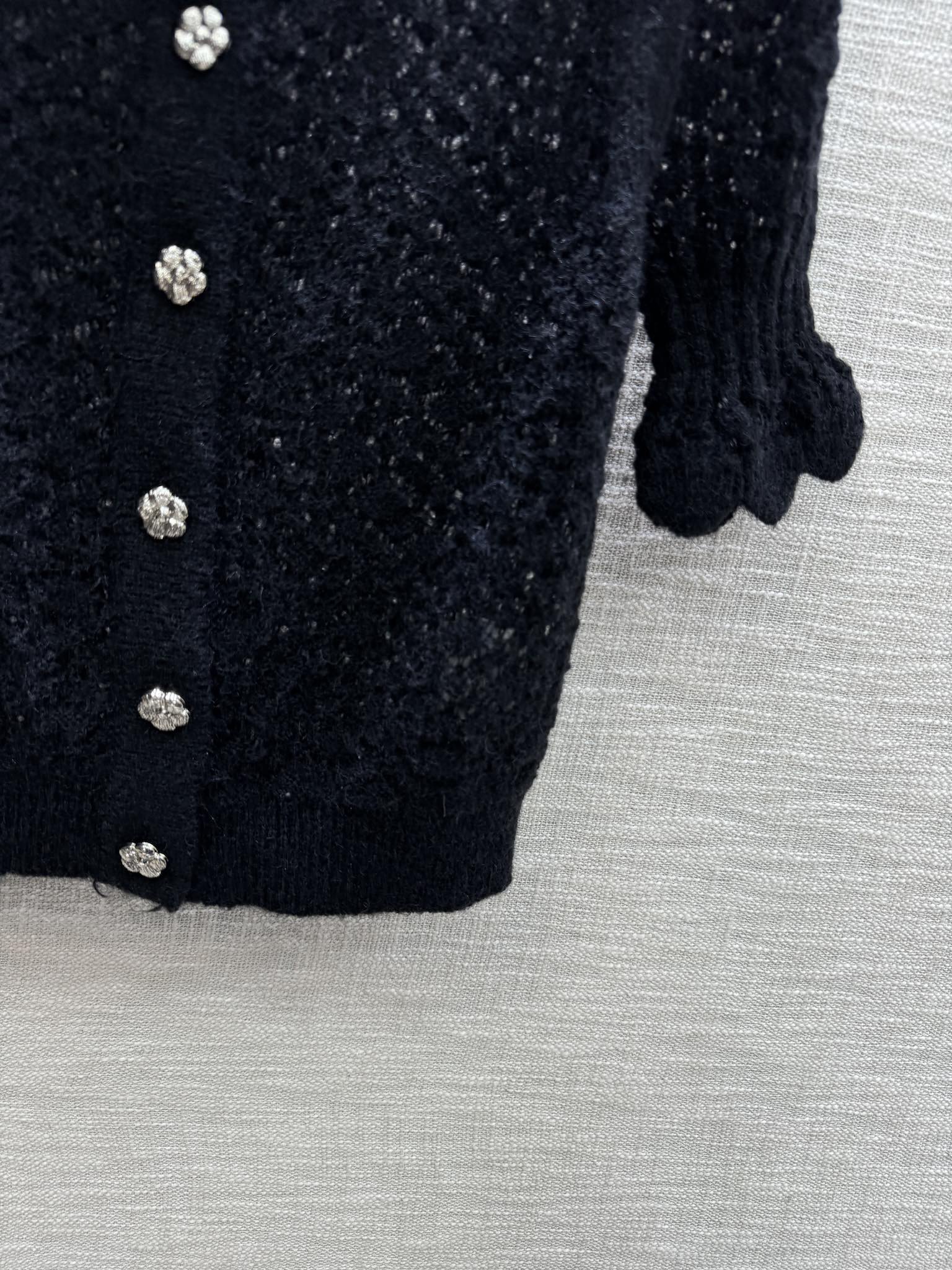 Chanel 2403-24 Новинка ранней весны: вязаный кардиган с короткими рукавами и ажурным узором ?фонарик? - черный