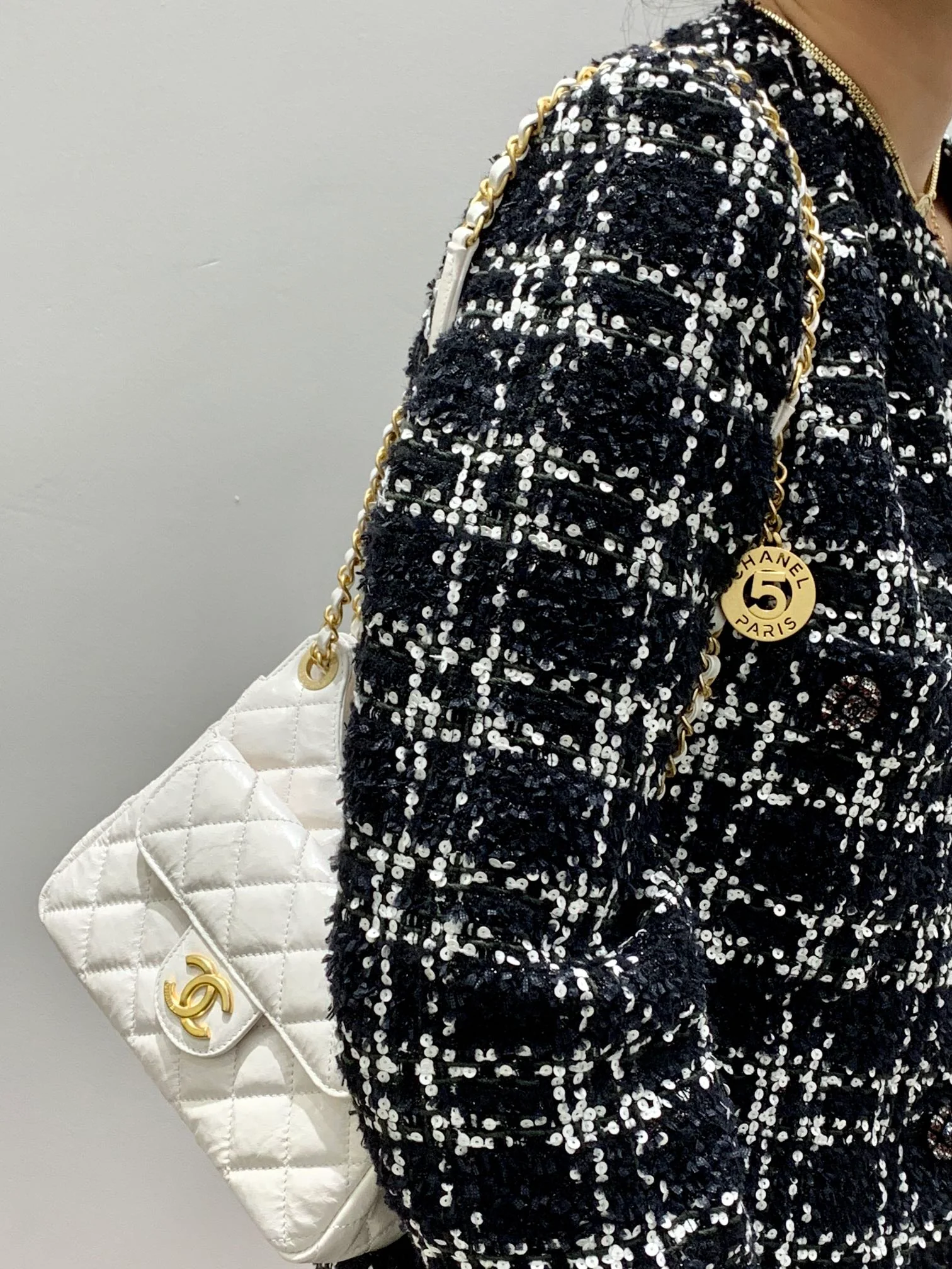 Коллекция Chanel ?Ранняя весна 2023? — сумка-хобо в стиле хиппи — маленькая — белая — на фото — 1