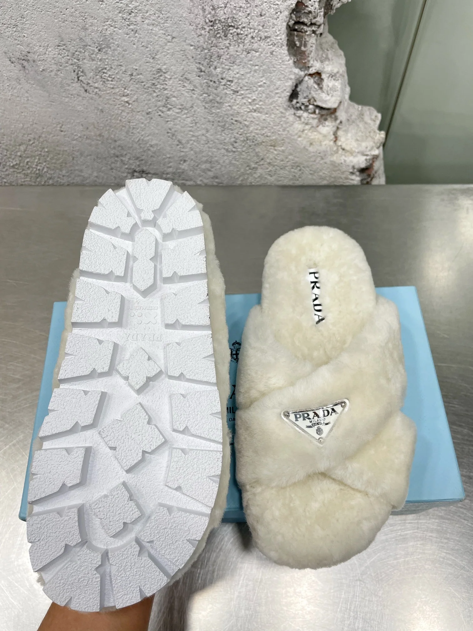 Новинка сезона осень/зима 2022 от Prada - Меховые тапочки - В стиле знаменитостей - 1