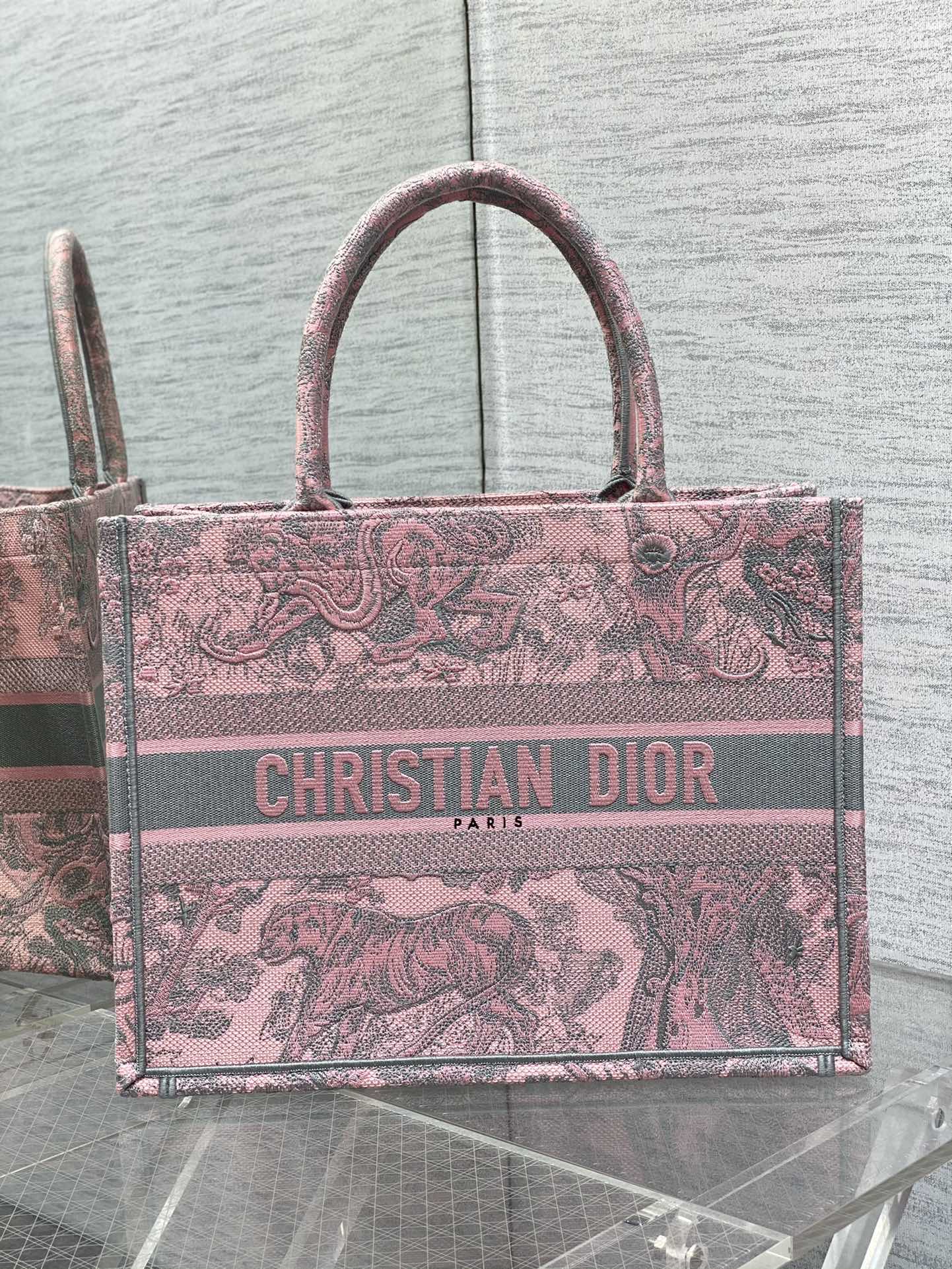 Сумка Dior Book Tote из коллекции весна/лето 2023 — Zoo Toilet Grey Pink — средний размер.