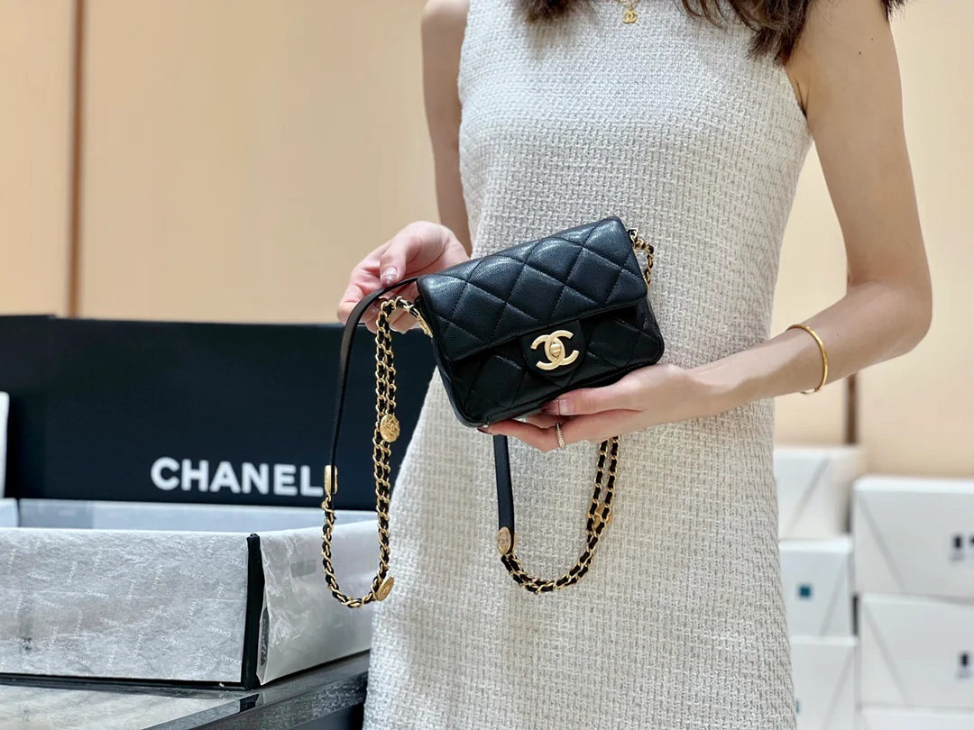 Сумка Chanel CF с цепочкой и монетками — зернистая телячья кожа — маленькая — черная — фотографии, демонстрирующие, как она выглядит на руке.