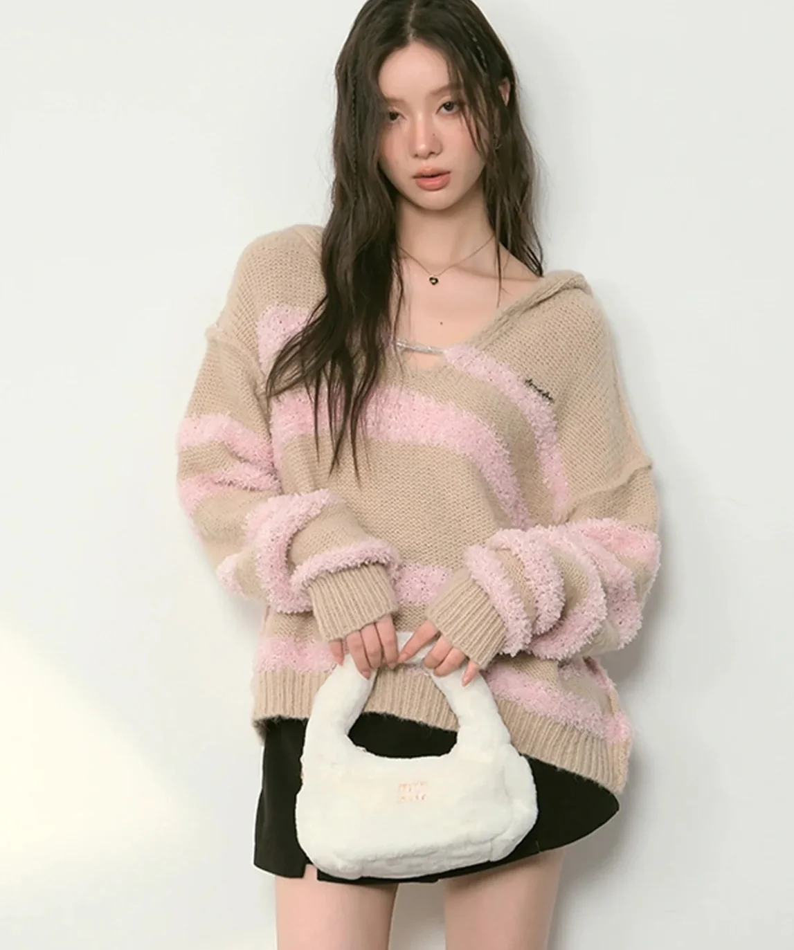 Сумка Miu Miu Wander - белая флисовая - на фото.